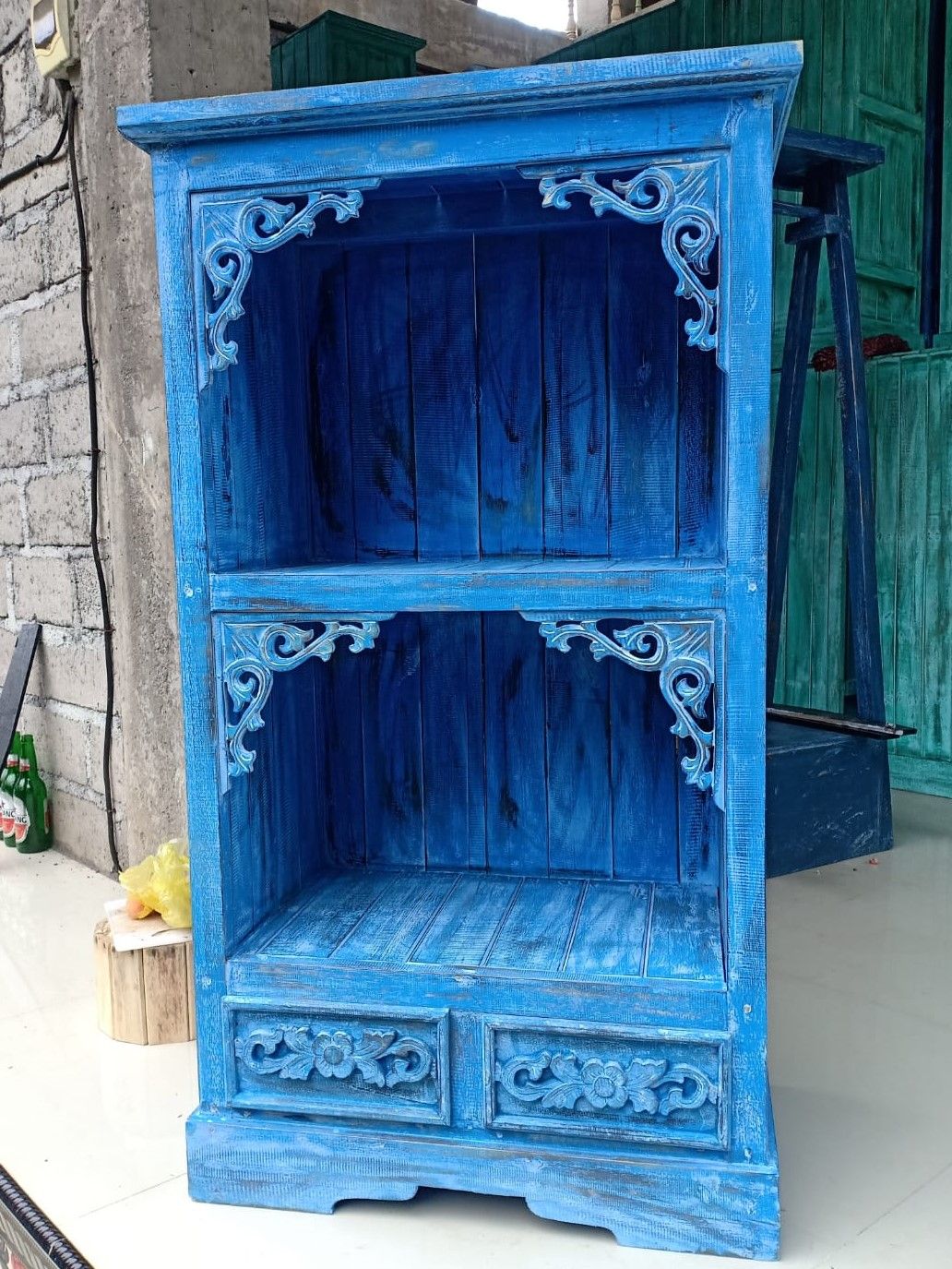 Albasia Badezimmerschrank – Bluewash, Badezimmerschrank aus Holz mit blau gewaschener Oberfläche, offenen Ablagefächern und geschnitzten Details