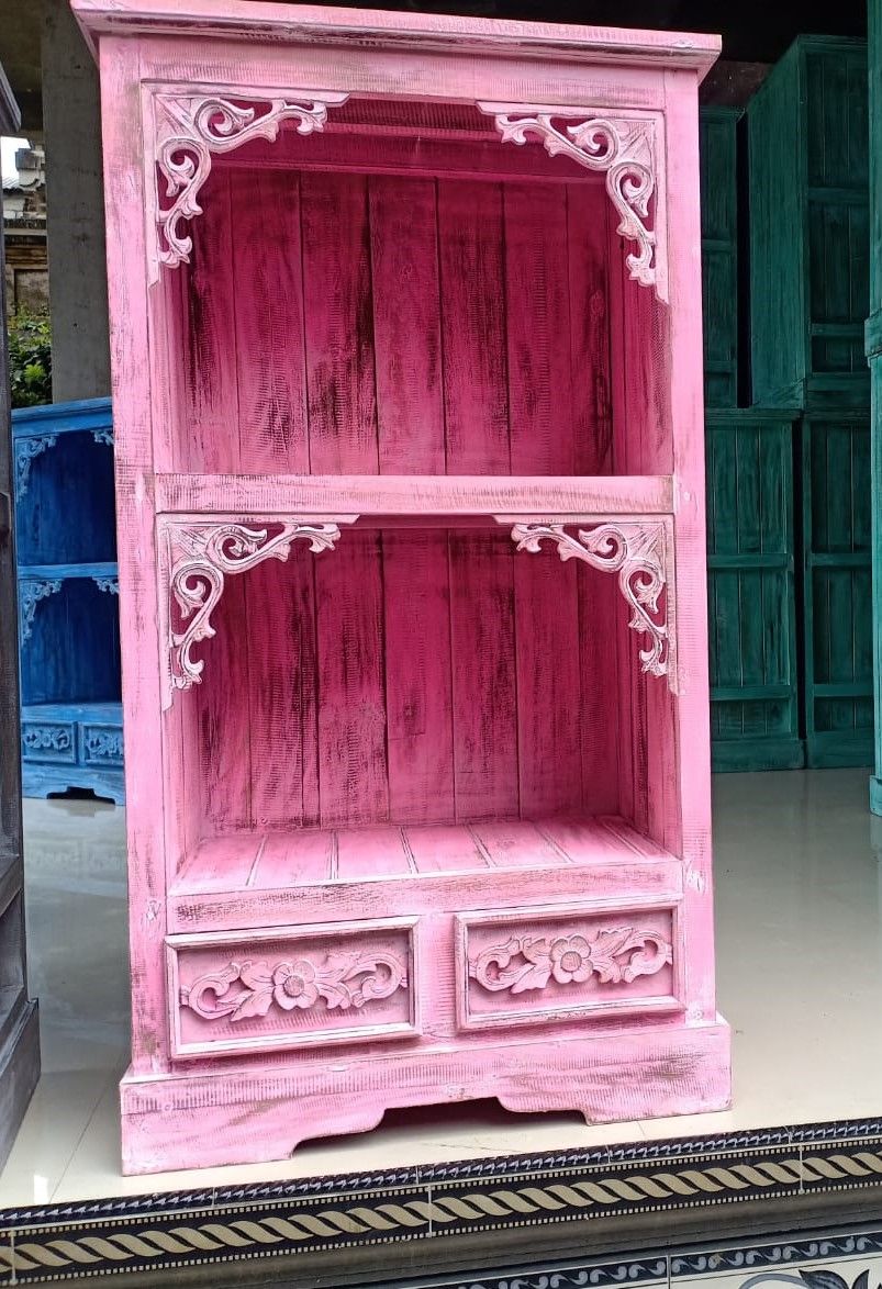 Alt Tag: Albasia Badrumsskåp - pinkwash i albasia-trä med rosa, tvättad finish, snidade öppna hyllor och två lådor