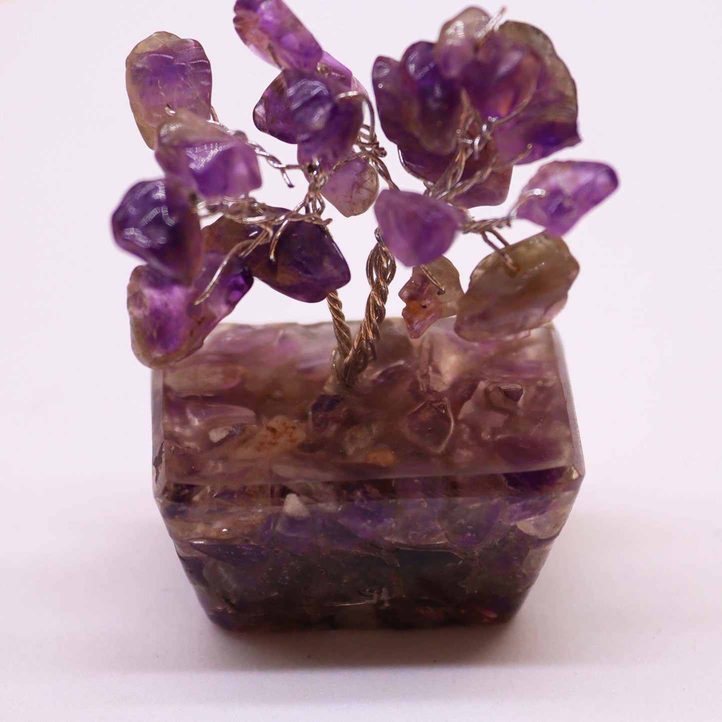Alt Tag: Amethyst Mini Gemstone Tree – 15 Stones mini árbol de chipstones amatista sobre base de orgonita, decoración 5 cm