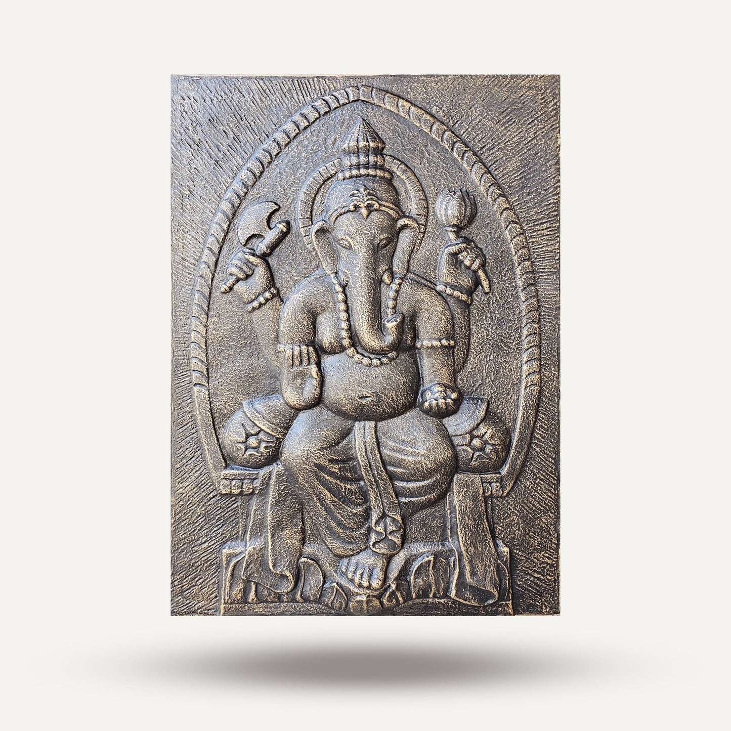 Antikgoldener Ganpati-Wandrahmen aus Eisen – 0,7x1 m mit geprägtem Lord-Ganpati-Relief, dekoratives Wandpaneel mit antikgoldenem Finish