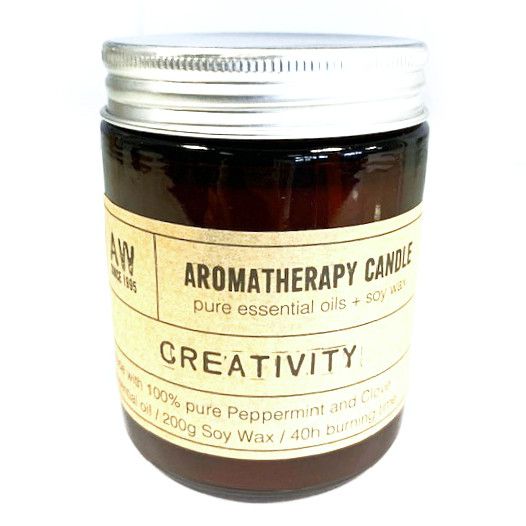 Alt Tag: Aromaaroma Sojaljus – Creativity (200 g) bärnstensfärgad burk med silverlock, sojaljus med etiketten “Creativity”