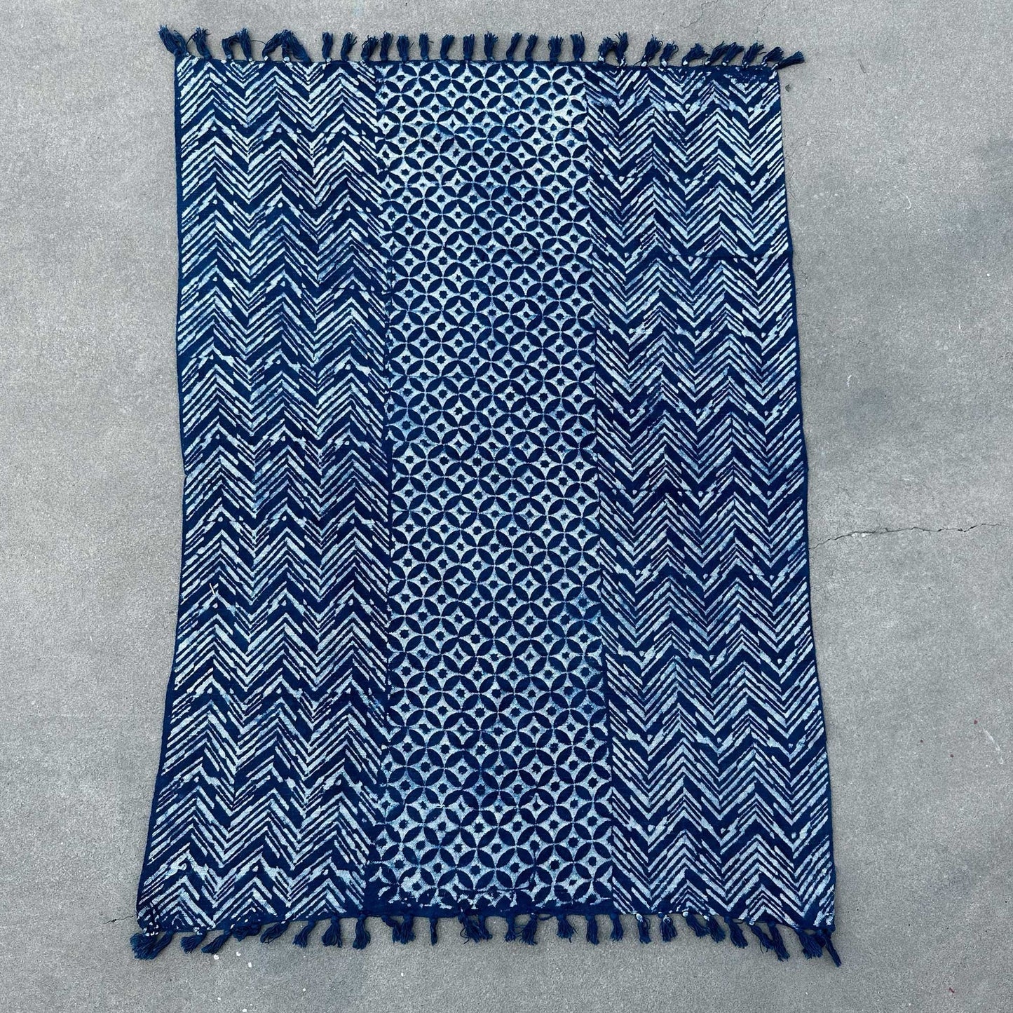 Alt Tagg: Handgjord indigo bomullspläd – indigo bomullspläd 170x120 CM med mönstret Namoona Waves och frans med tofsar, flat lay