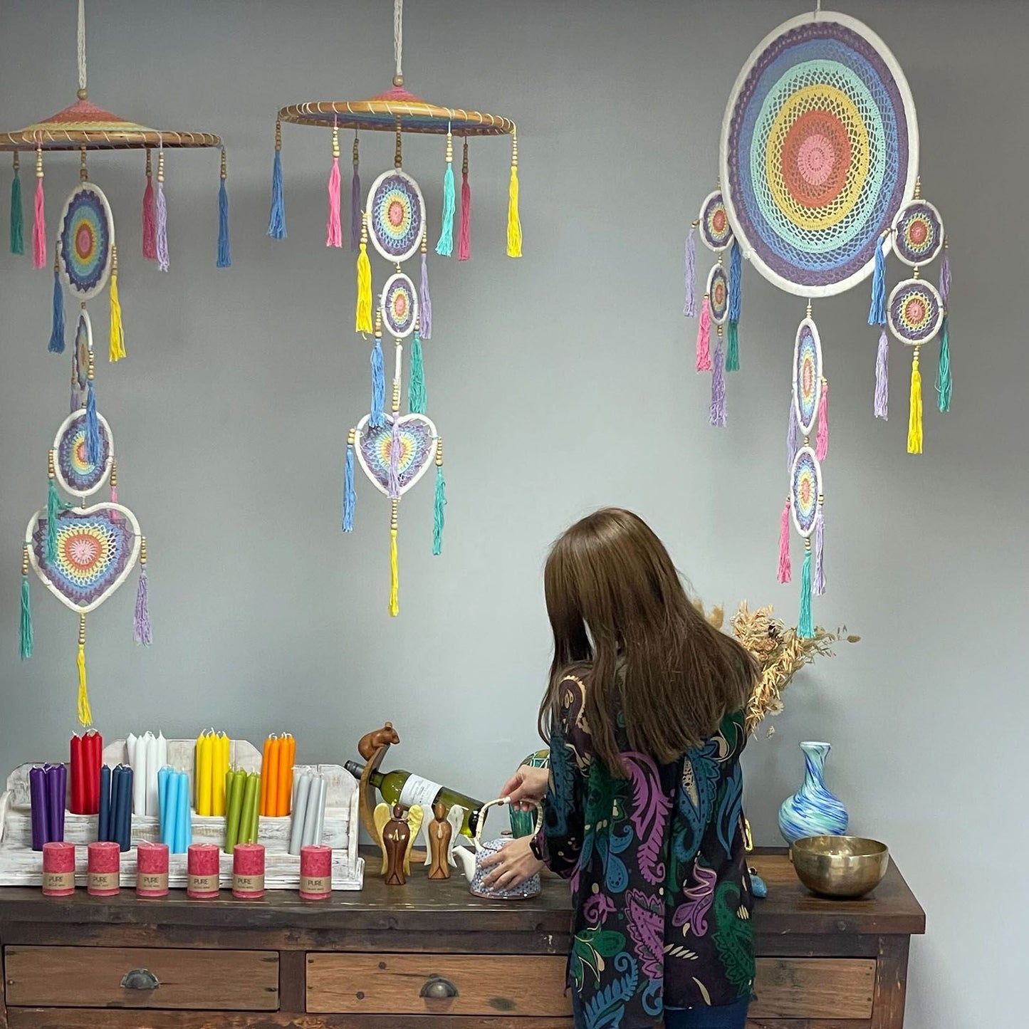 Alt Tag: Bamboo & Cotton Dreamcatcher – 55CM Pastel Rainbow colgante de pared artesanal con bambú y algodón, diseño arcoíris pastel con borlas