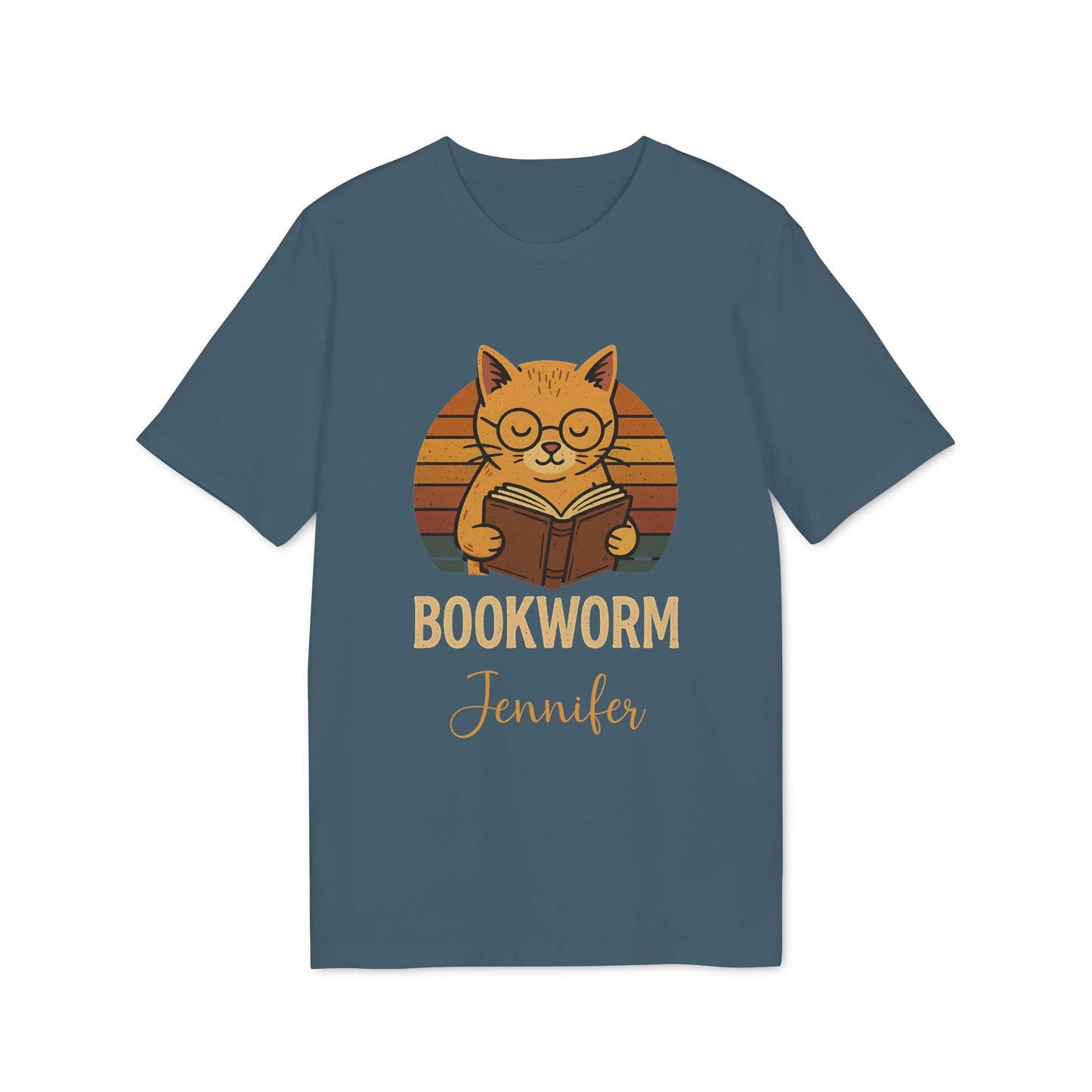 Bookworm Femenine Personalized Premium Unisex T-Shirt con gato leyendo y texto “BOOKWORM” y nombre “Jennifer” en camiseta azul