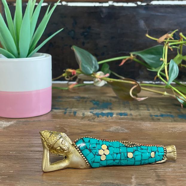 Brass Buddha Figure – Lying Down 10CM de latón con incrustaciones de piedras howlite turquesa, decoración espiritual en mesa de madera