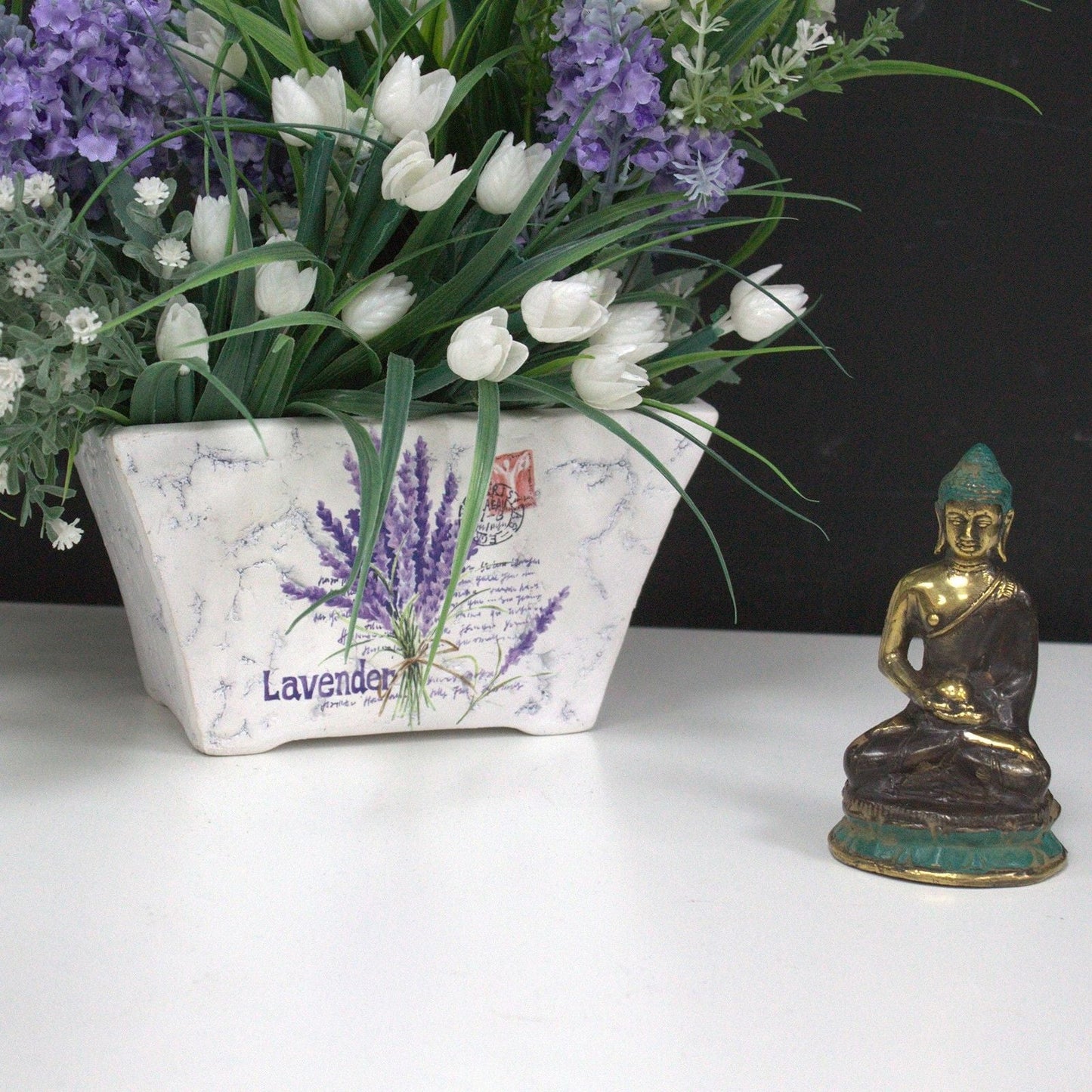 Buddha-Statue aus Messing – 6x4 CM Mini-Messingfigur eines meditierenden Buddha als Tischdeko neben einer Lavendel-Blumenvase