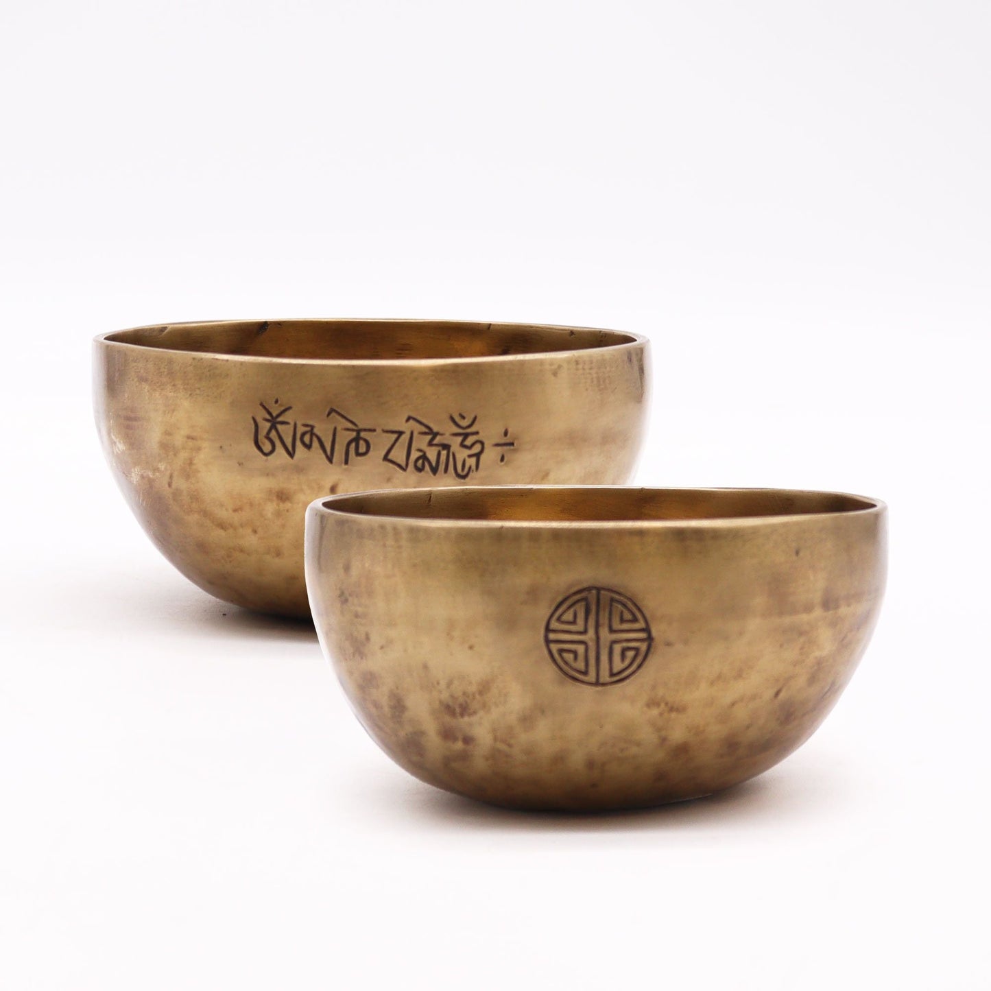 Brass & Silver Moon Singing Bowl – 13CM, 550G nepalesiskt handgjort set med tibetansk sjungande skål i mässing på vit bakgrund