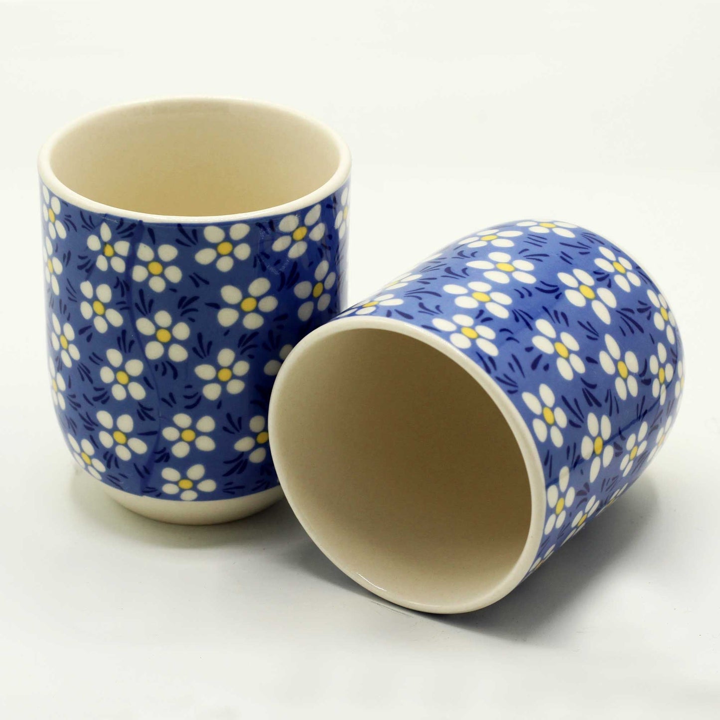 Alt-Tag: Keramische Kräutertee-Tassen – Blue Daisy, 190ML 6er-Set, Nahaufnahme von Keramik-Teetassen mit blauem Gänseblümchenmuster