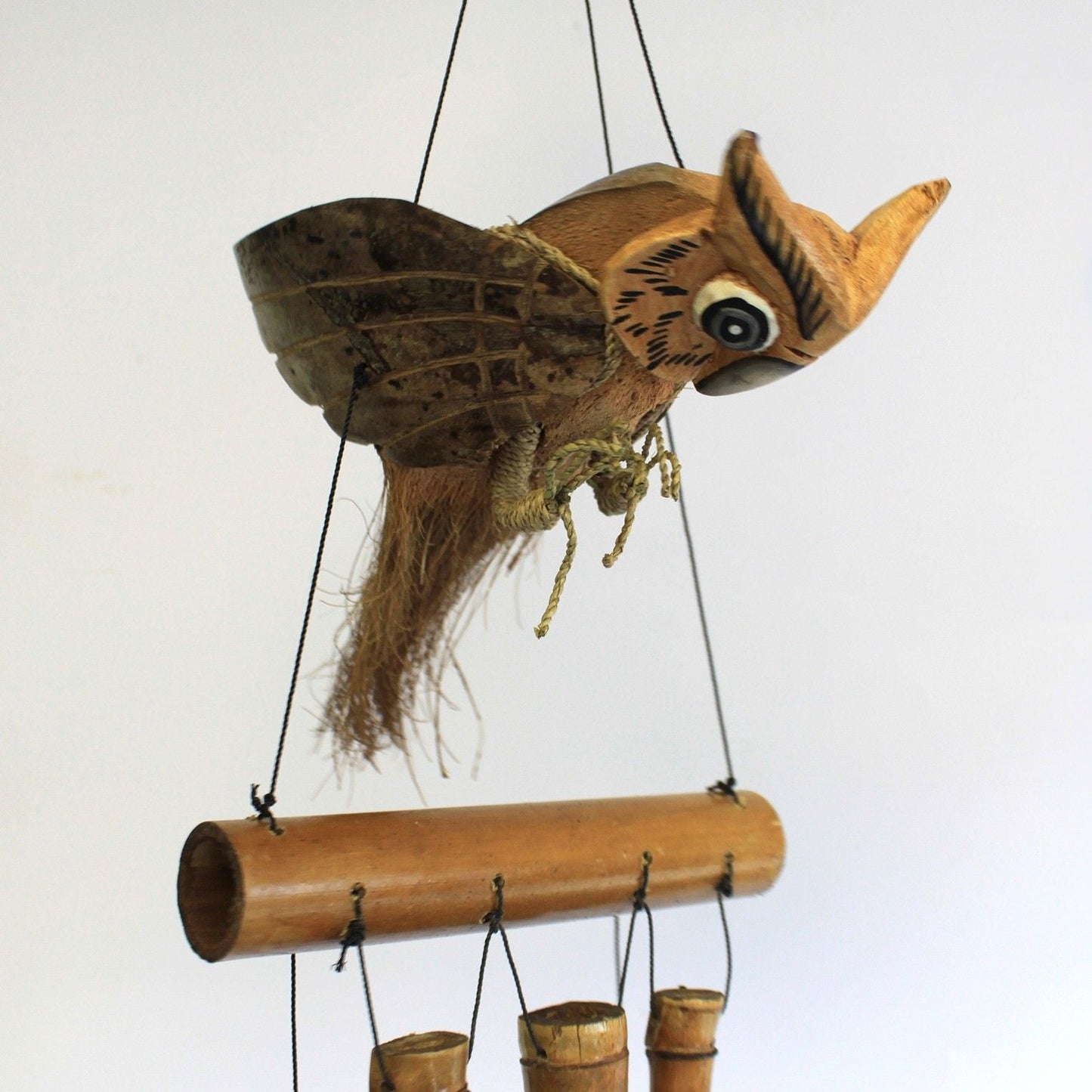 Alt Tag: Coconut Bamboo Wind Chime – 1M Owl Design, colgante de jardín con búho tallado y tubos de bambú