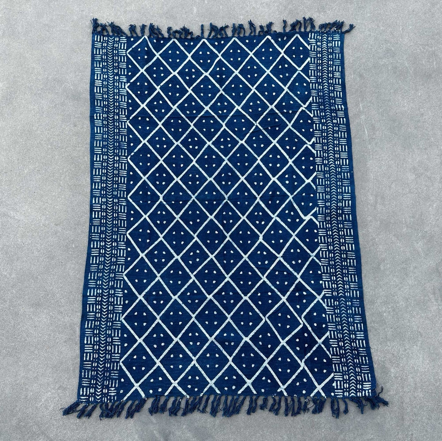Cotton Indigo Throw – 170x120 CM Midnight Heerak, manta azul índigo de algodón con patrón geométrico blanco y flecos