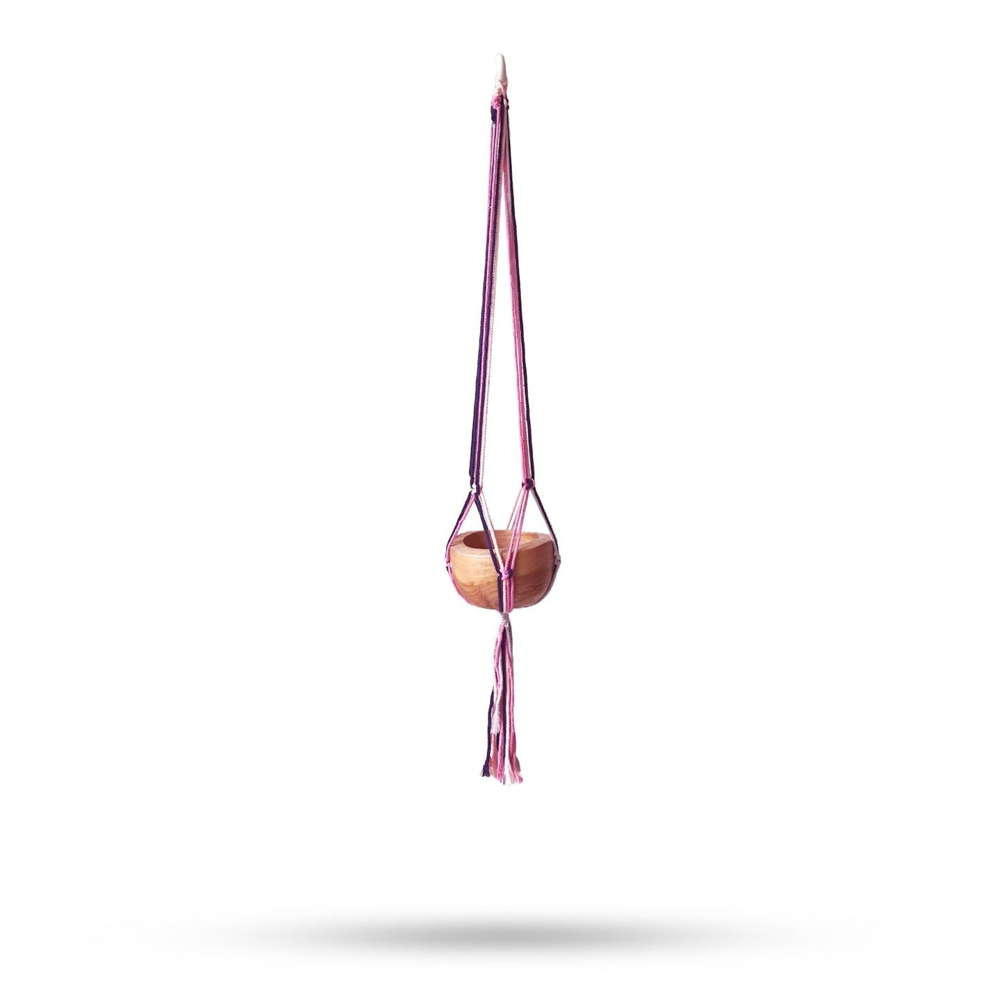 Alt Tag: Cotton Macrame Pot Holder – Medium Pastel Tones con cuenco de madera y cuerdas en tonos pastel, colgador para maceta