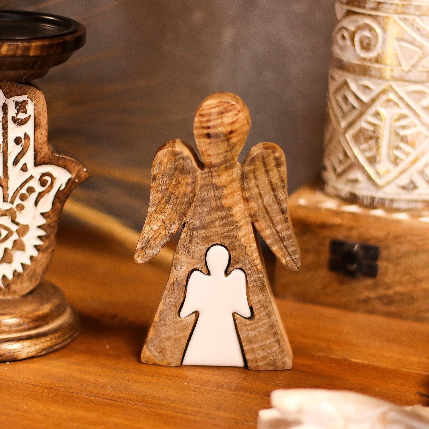 Figura de ángel Embrace – madera de mango y esmalte ángel de madera de 15CM con detalle de esmalte blanco para decoración de mesa en el hogar