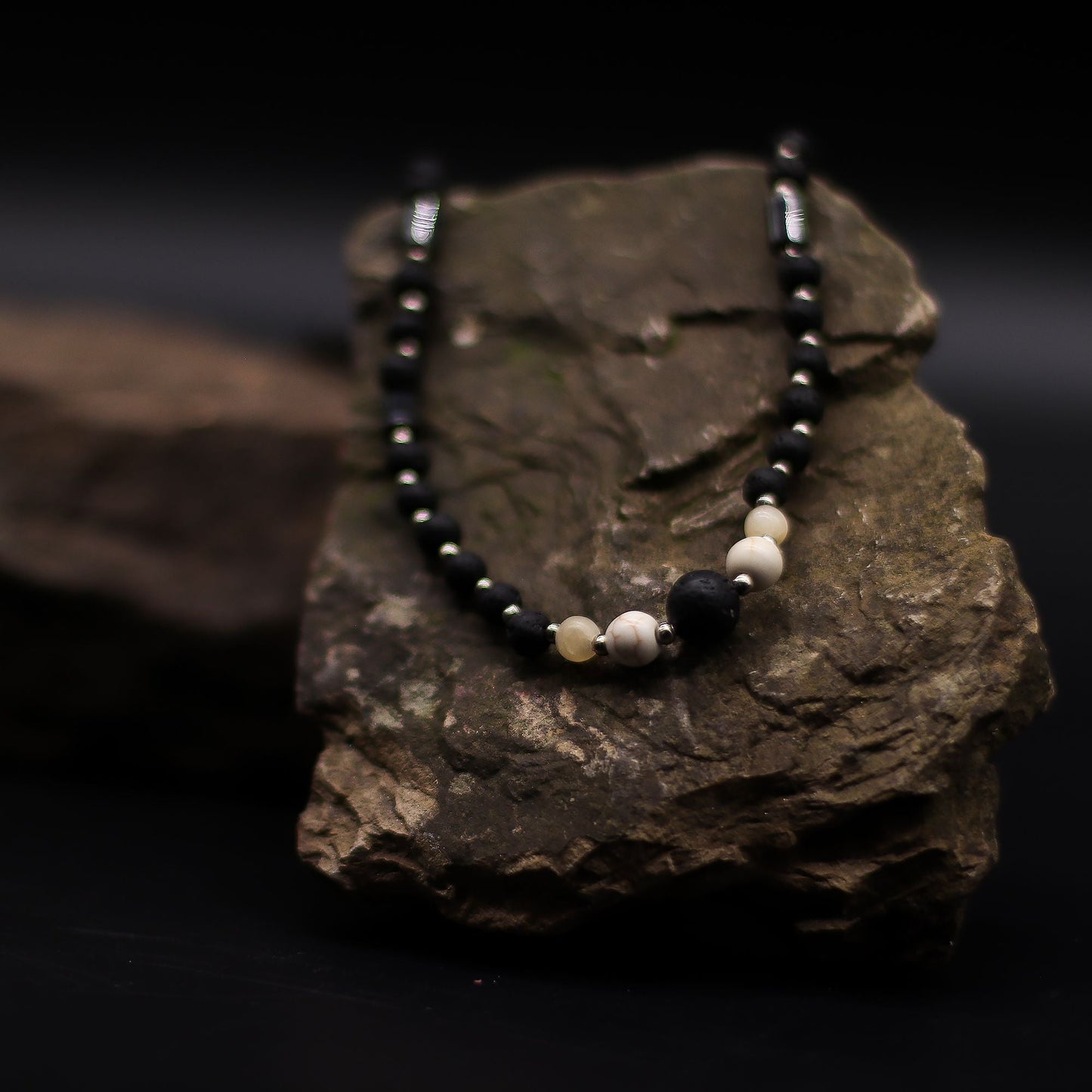 Essence of the Volcano Necklace – Cultural Connection (Handmade Origin Piece) collar artesanal de cuentas negras y blancas sobre roca