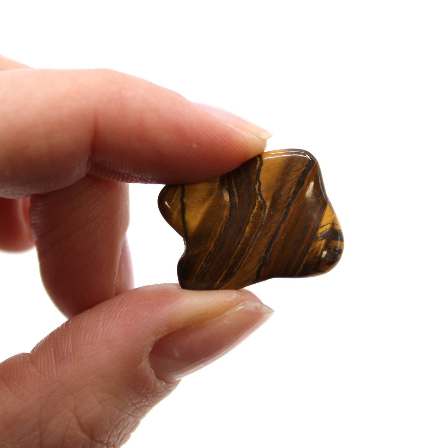 Alt Tag: Golden Tiger’s Eye Gemstone – 24-Piece Tumble Set, piedra rodada pequeña pulida de ojo de tigre dorado sostenida entre los dedos