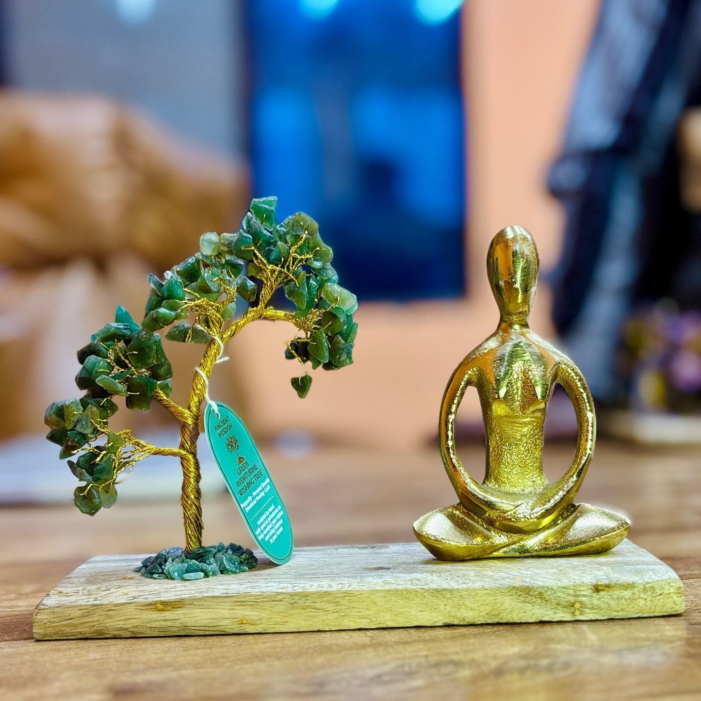 Grön aventurin yoga Garden Tilted Tree Padmasana Pose – 100 chipstones, lutande ädelstensträd med yogafigur på träbas