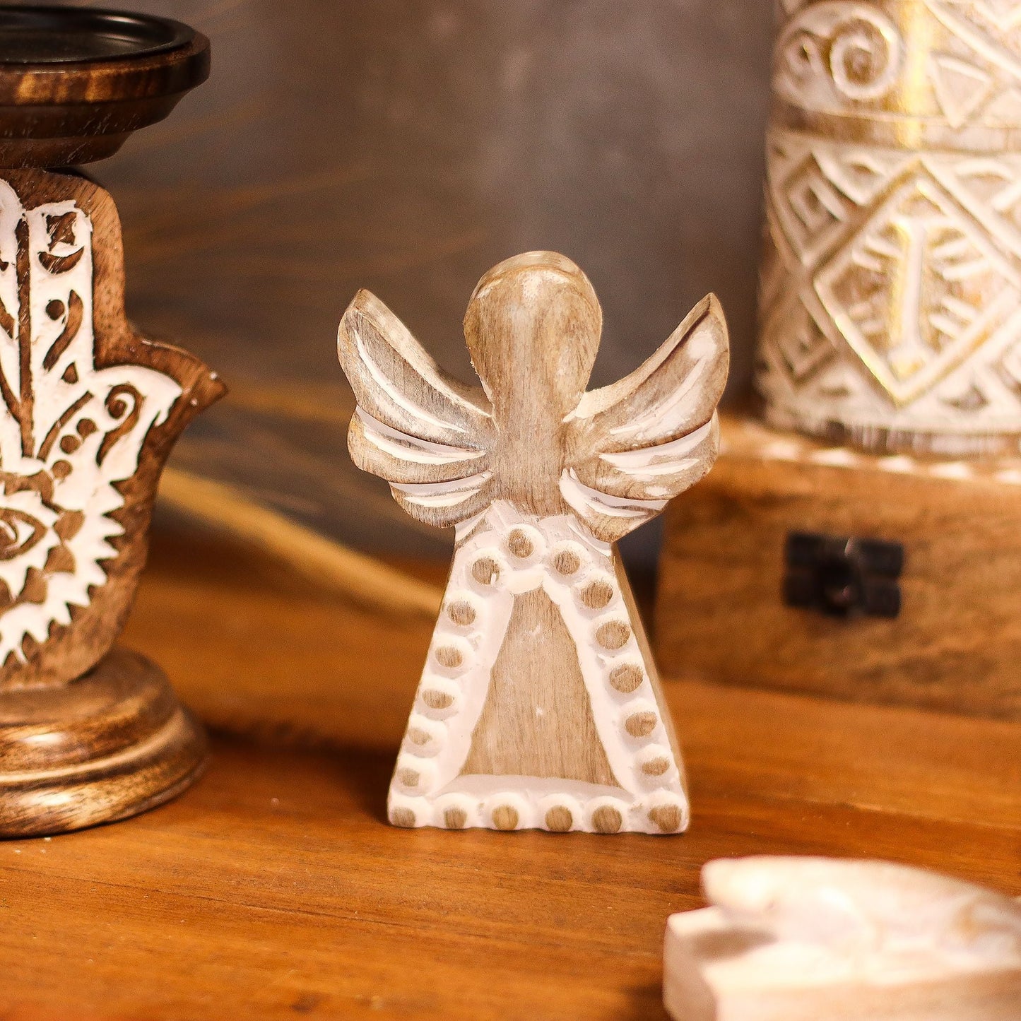 Figurita de ángel de madera de mango tallada a mano – acabado whitewash sobre mesa de madera, acento decorativo rústico tallado