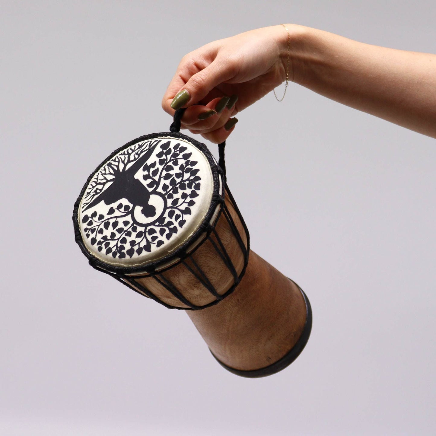 Handgjord djembe-trumma med bred topp – 25 CM, handhållen, repsträckt trumma i trä med trumskinn av get och svart trädmotiv
