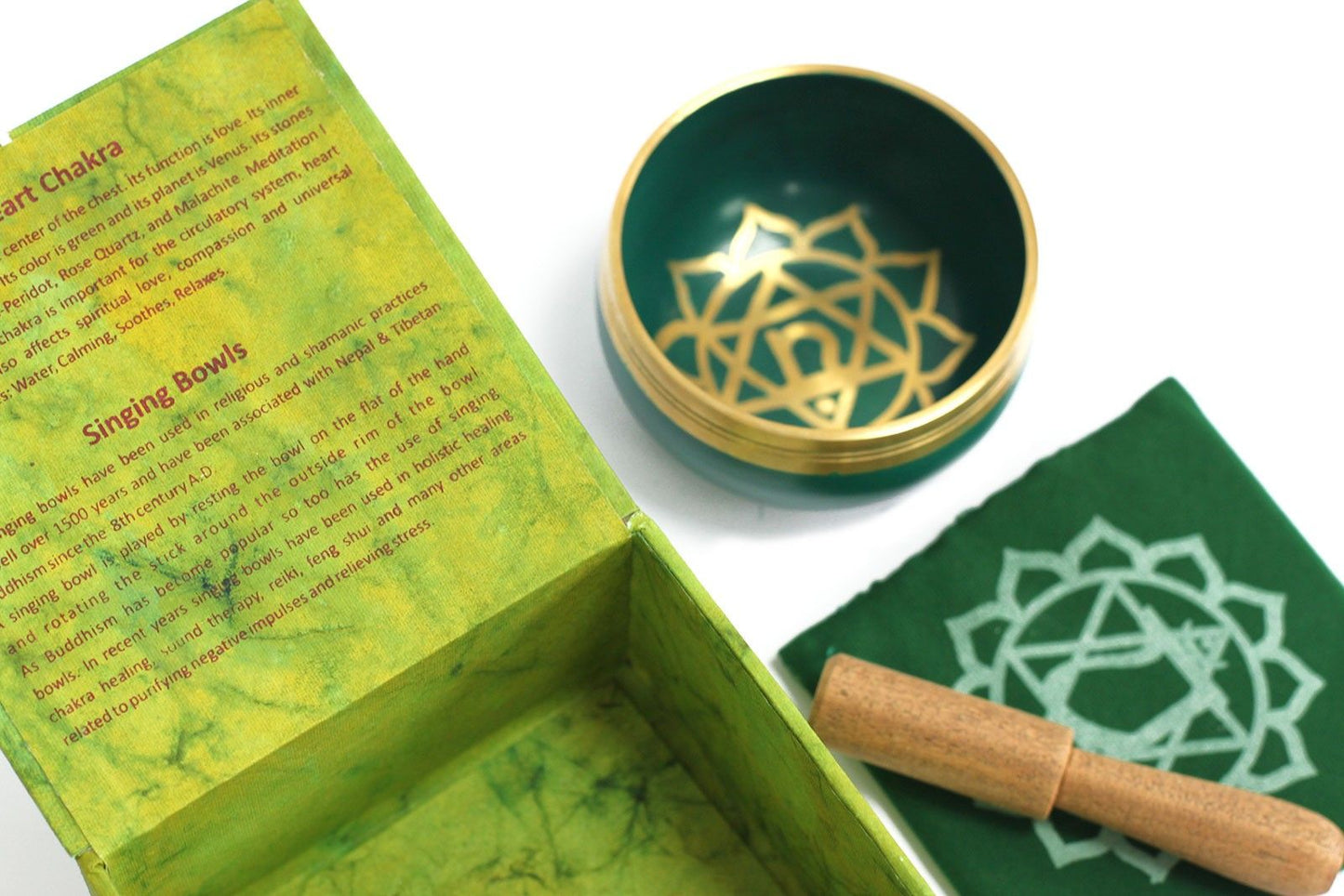 Heart Chakra Singing Bowl – Approx. Frequency 788 Hz con caja verde, paño y mazo de madera, vista superior del set