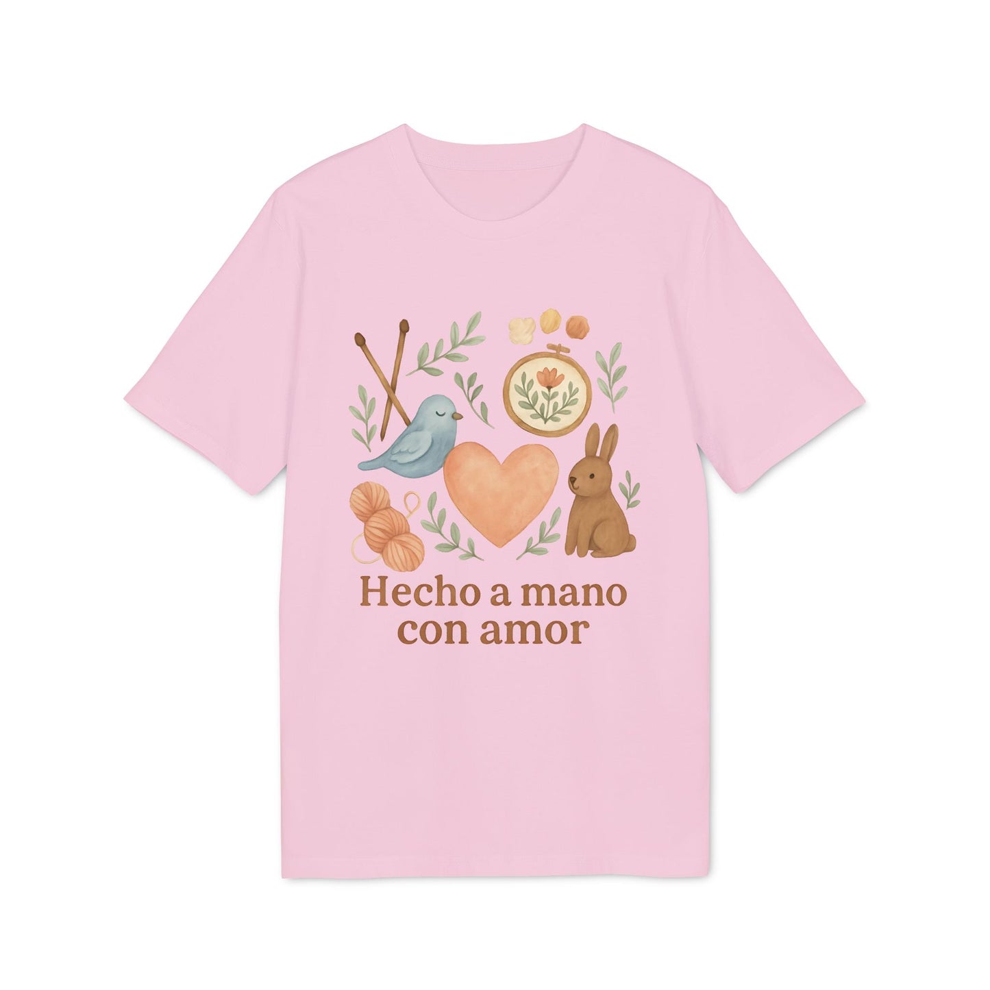 Alt Tag: Hecho A Mano Amor Orgánica Waldorf 100% Organic Cotton T-Shirt rosa con ilustración de corazón, pájaro y conejo "Hecho a mano con amor"