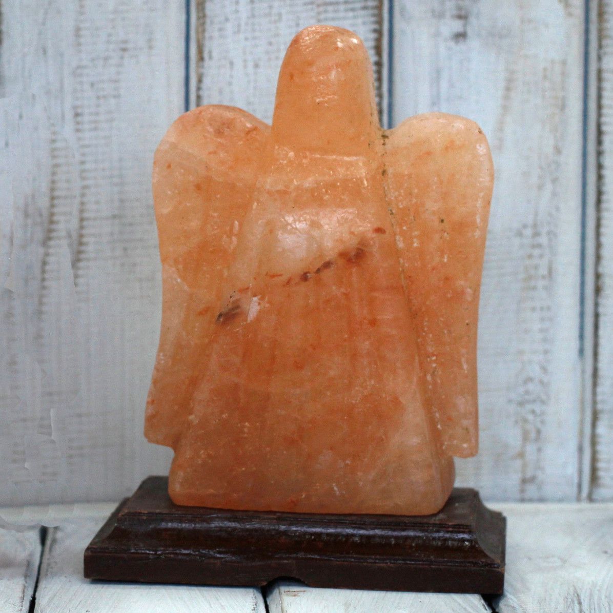 Alt Tag: Himalayasaltfigur – ängelform (8 × 13 × 18 cm) handskuren ängelskulptur i Himalayasaltkristall på träbas