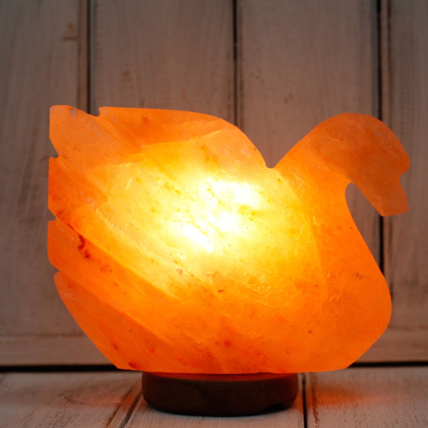 Alt Tag: Himalayasaltfigur – Swan Shape 7,5x12,5x18CM upplyst, dekorativ figur i Himalayasaltkristall i form av en svan