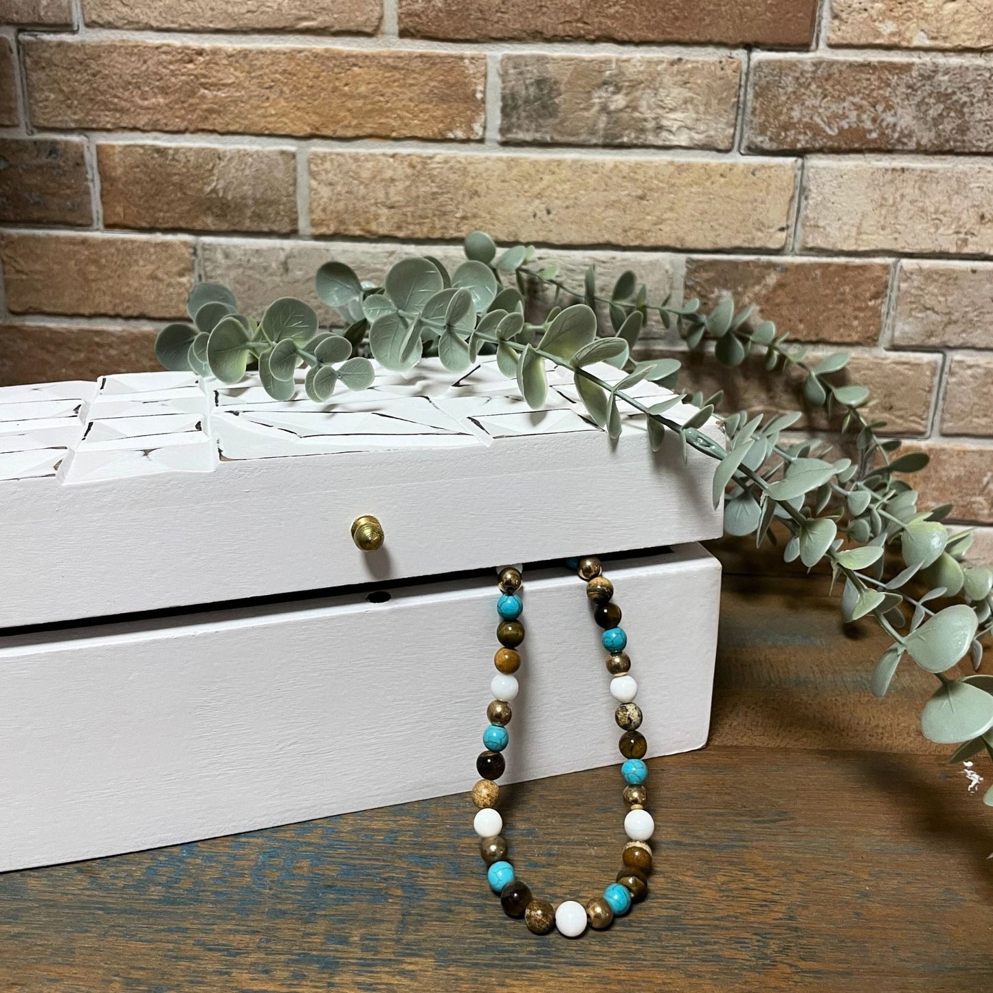 Dekobox aus Mangoholz – White Diamonds 22x12x10 CM mit weißem Finish, Diamantmuster und Perlenketten auf einem Tisch
