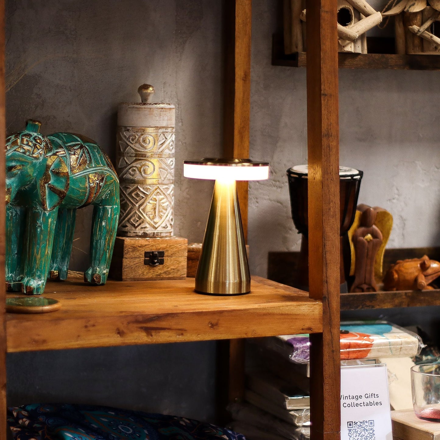 Metall- & Keramik-Touch-Lampe – hoher Lampenfuß in Kupfer auf Holzregal mit modernem Kupfer-Finish und weichem, stimmungsvollem Licht