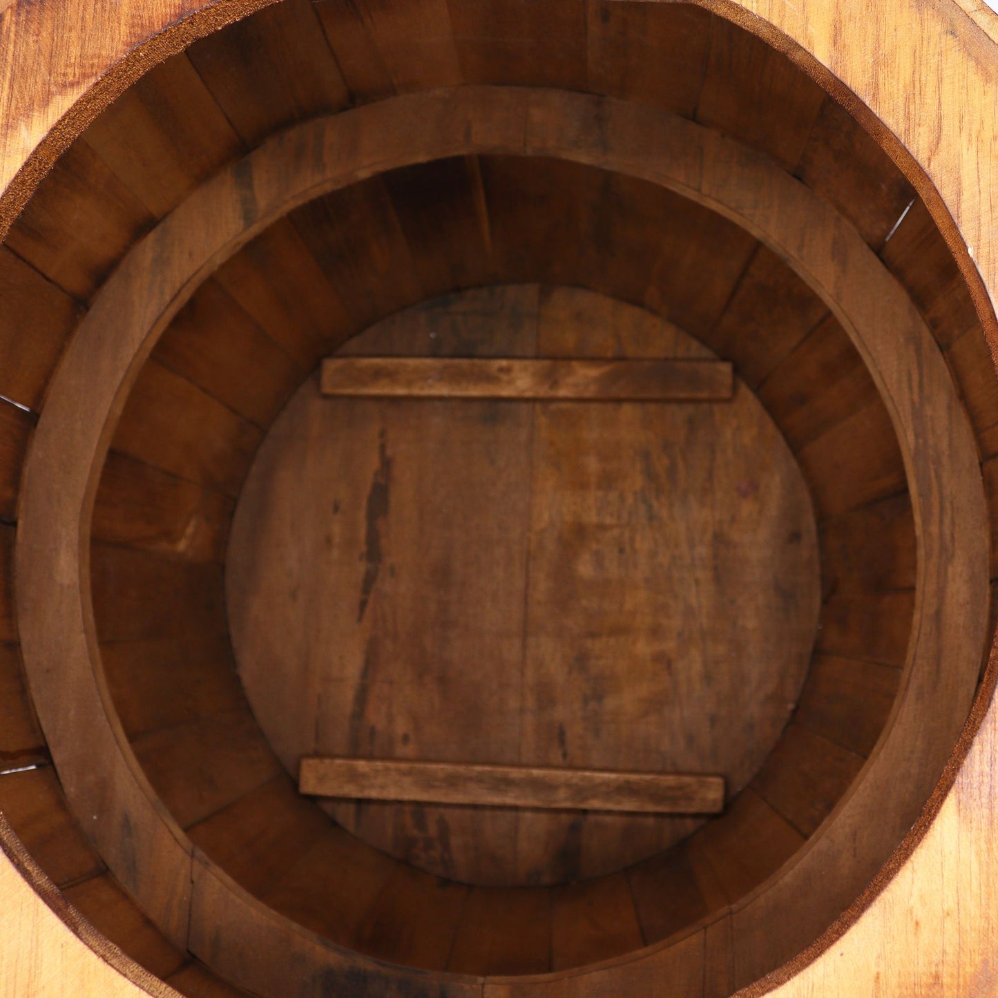 Alt Tag: Natural Albasia Wood Barrel Table – 60x48.5 CM, vista superior de mesa tipo barril de madera natural con acabado rústico