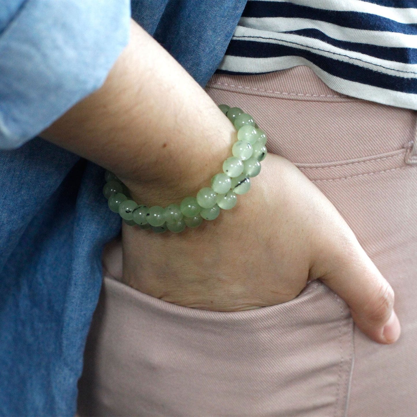Alt Tag: Power Bracelet - Jade grön jadearmband med jadepärlor på handleden, handgjord design med äkta stenar