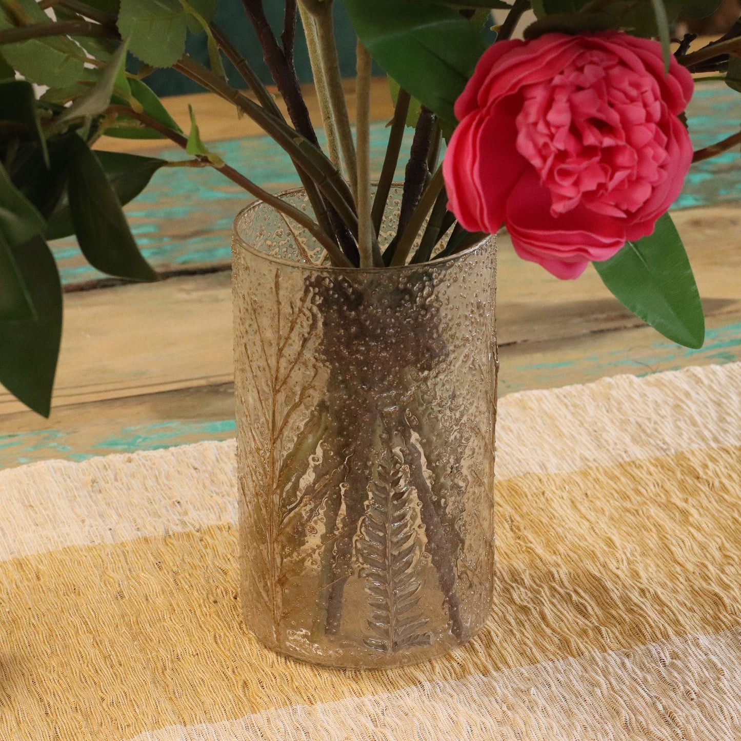 Alt Tag: Portavelas de vidrio reciclado – 19x11 CM con diseño de hojas prensadas en vidrio reciclado, decoración natural para mesa