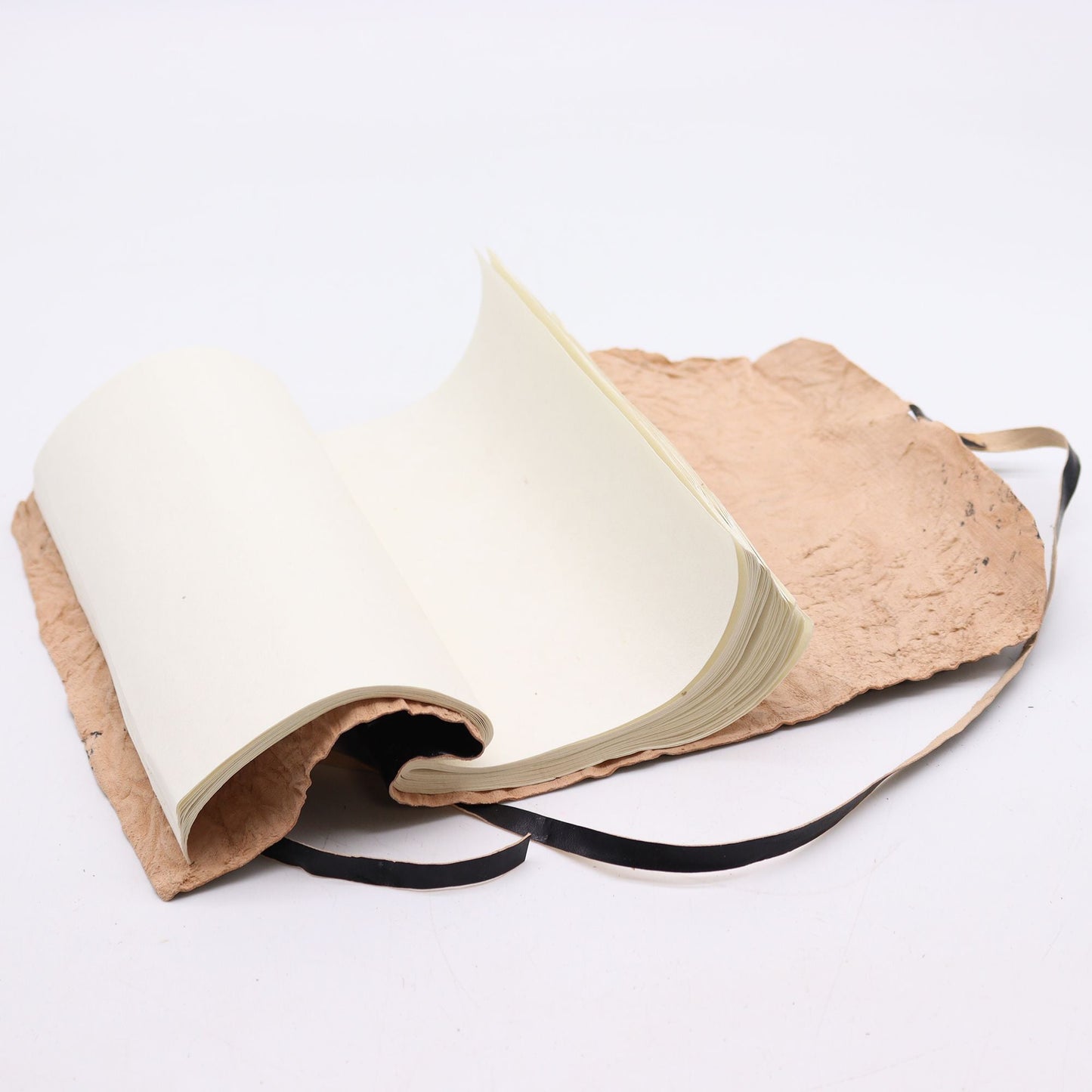 Rullad resedagbok i läder – svart (96 sidor, 21 × 15 CM) öppen anteckningsbok med blanka sidor och omlottband med knytning