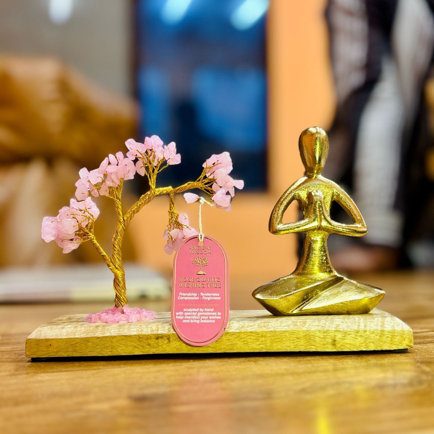 Rose Quartz Yoga Garden Tilted Tree – 100 chipstones, rosenkvartsträd med grenar i guldtråd och Namaste-figur på bas