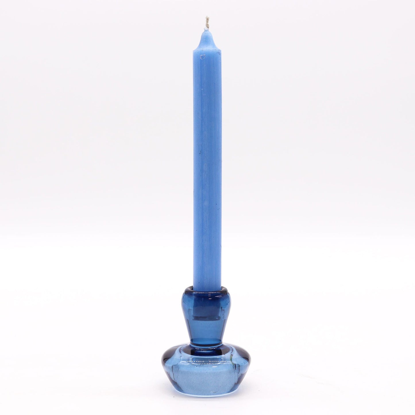 Portavelas de vidrio prensado – 6.2x7 CM azul real con vela cónica azul, portavelas de vidrio prensado sobre fondo blanco