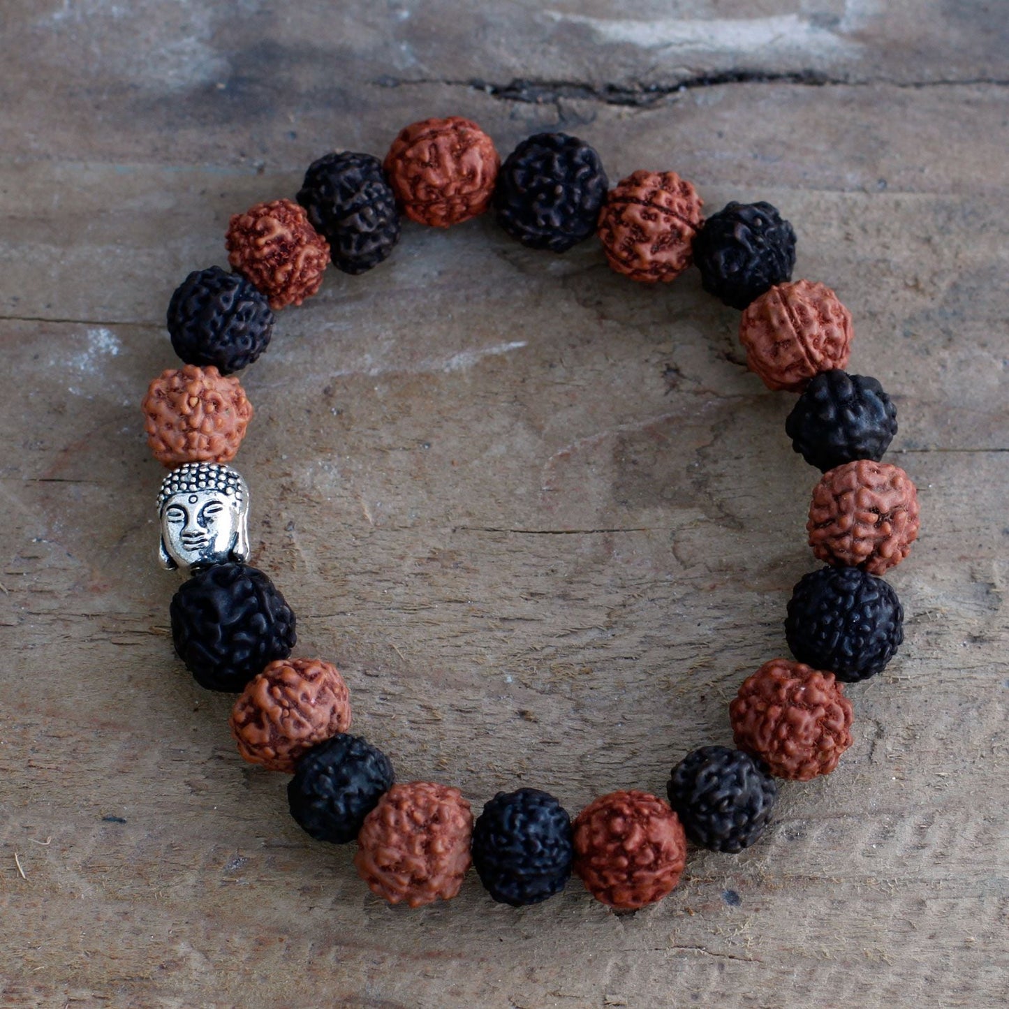 Rudraksha Buddha mala-armband – Mixade pärlor med naturliga svarta och bruna pärlor och berlock med Buddhas huvud