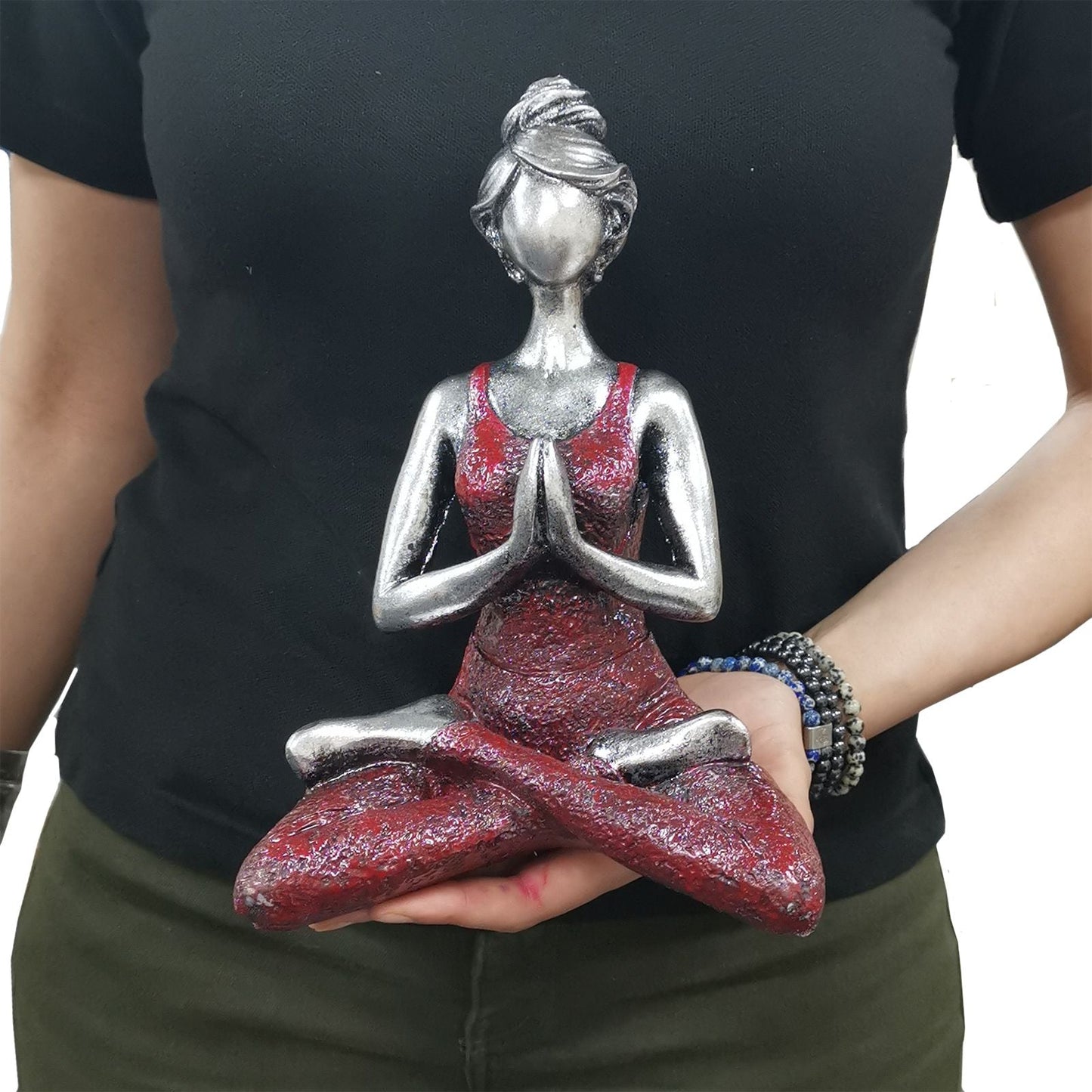 Alt-Tag: Yoga-Damenfigur in Silber & Bordeaux – 24 cm meditative Frauenstatue aus Harz und Zement, dekoratives Ornament in Silber und Bordeaux