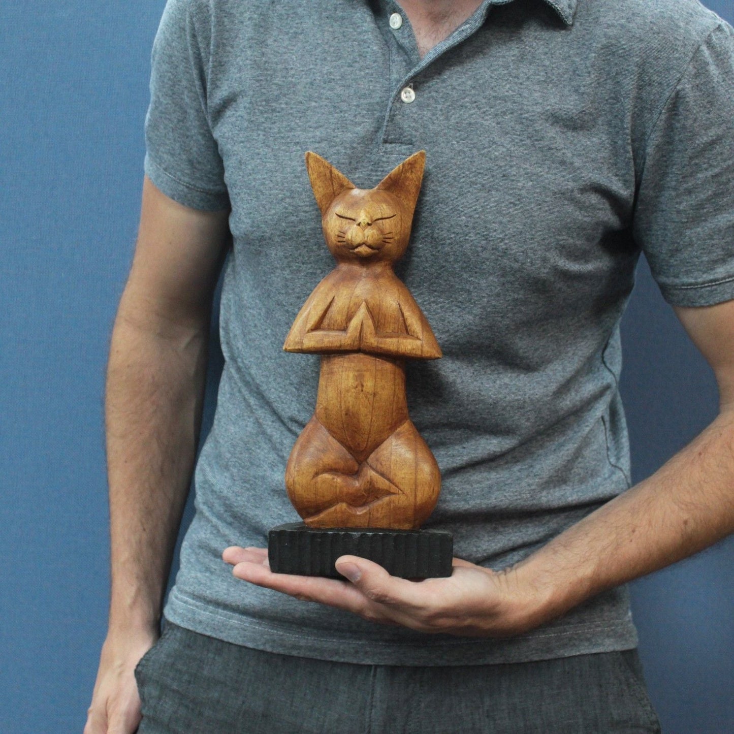 Alt-Tag: Suarholz Lotus Yoga Katzen-Skulptur – 31x14x6 CM handgeschnitzte Holzkatze in Lotuspose, in den Händen gehalten