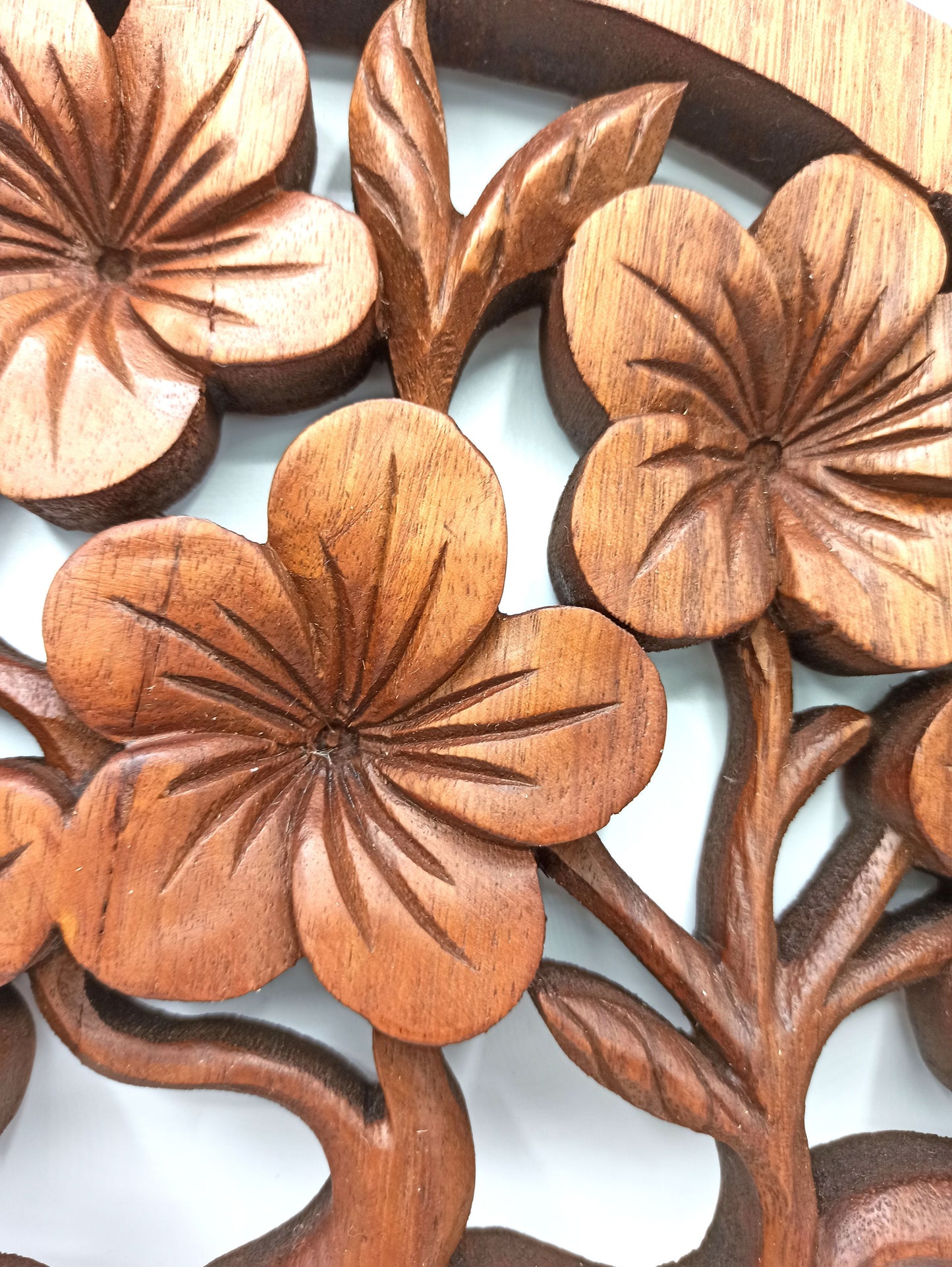 Suar Wood Tree of Life Panel – 40CM, detalle de flores frangipani talladas a mano en madera de suar con acabado natural