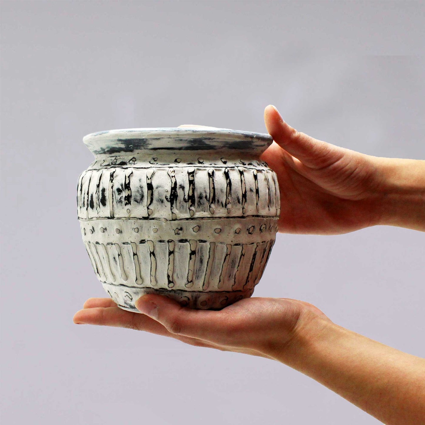 Alt Tag: Terracotta Greek Clay Plant Pot – Cream 12CM en cerámica artesanal, diseño griego texturizado, sostenido con las manos