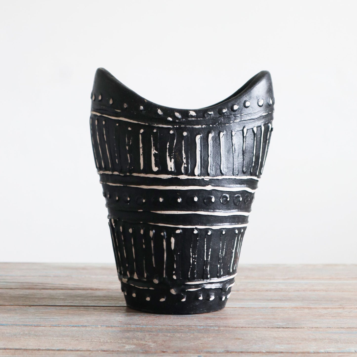 Terracotta Swirl Vase – 16.5x23.5 CM, vase decorativo de terracota color chocolate con diseño escultórico en espiral