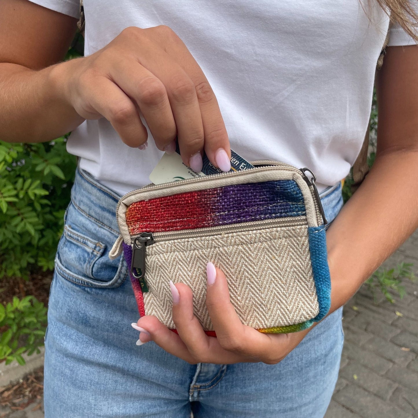 Tiedye Hemp Square Pouch Kathmandu Nepal i handen, miljövänlig zip-påse i hampa och bomull med tie-dye-rand, kompakt kvadratisk design