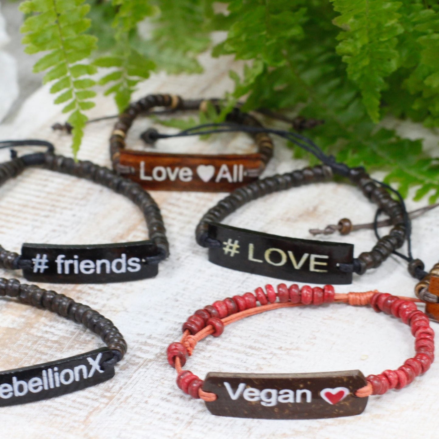 Alt Tag: Vegan Coconut Bead Stretch Bracelet – 7.5 CM con cuentas de coco y placa “Vegan”, pulsera elástica artesanal sobre fondo blanco