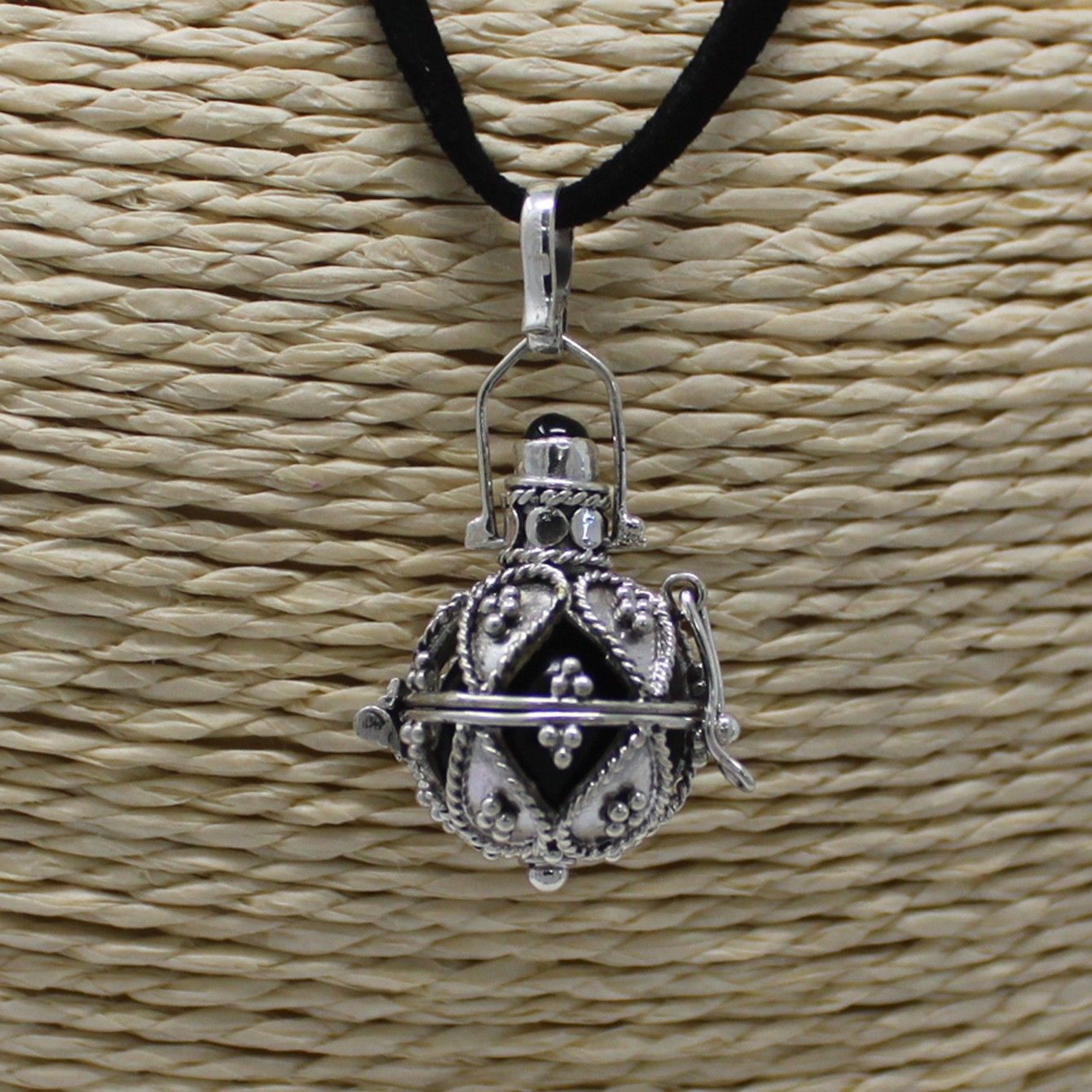 Alt Tag: 925 Silver Angel Bell – Darkness – 16MM hänge i 925 silver med svart snöre, hantverksdetalj i Bali-stil