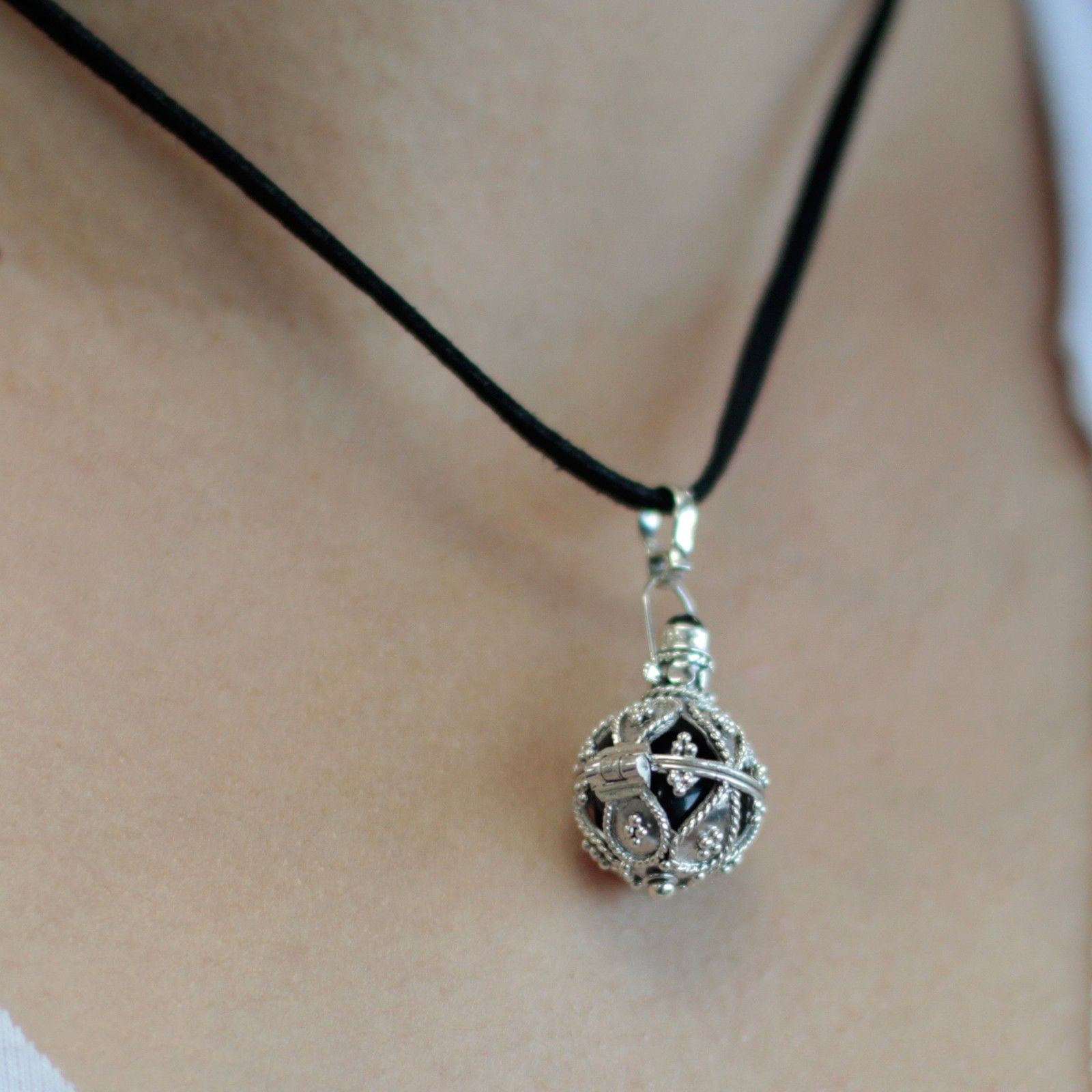 Änglaklocka i 925 silver – Darkness – hängsmyckes-halsband med 16 mm hänge på svart snöre, handgjort änglaklockcharm i balinesiskt silver, närbild