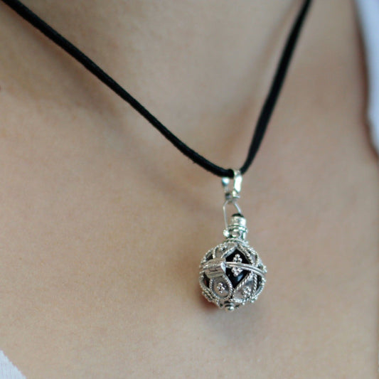 Änglaklocka i 925 silver – Darkness – hängsmyckes-halsband med 16 mm hänge på svart snöre, handgjort änglaklockcharm i balinesiskt silver, närbild