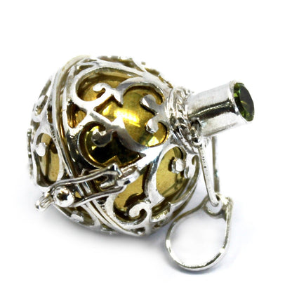Alt Tag: 925 Silver Änglaklocka – Harmoniserande klang 23MM handgjord pendangklocka i silverfiligran med gyllene innersfär, närbild
