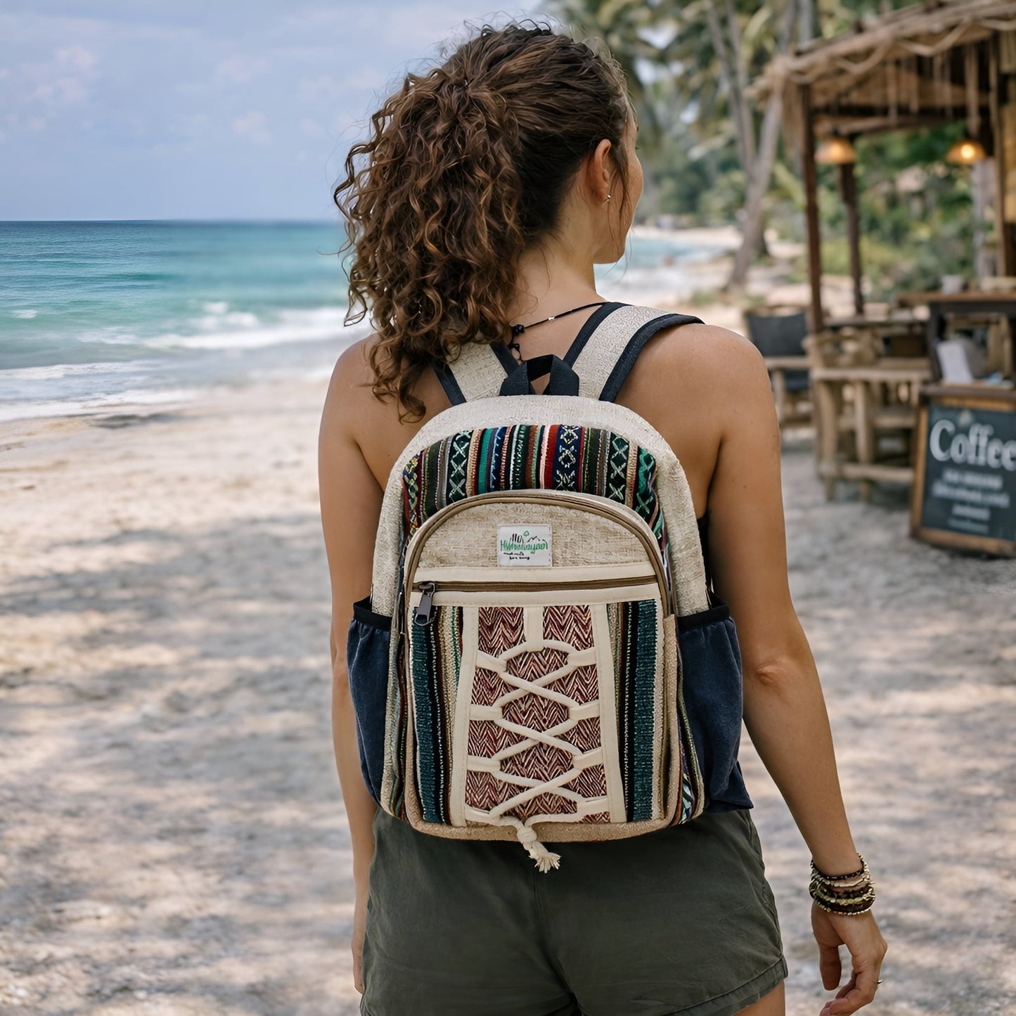 Mochila pequeña de cáñamo y algodón con detalles de cuerda y múltiples bolsillos, estilo artesanal hecha a mano