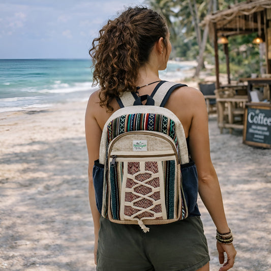 Mochila pequeña de cáñamo y algodón con detalles de cuerda y múltiples bolsillos, estilo artesanal hecha a mano