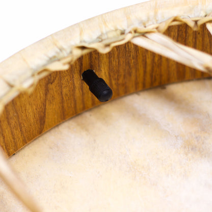 Alt-Tag: Schamanentrommel aus Akazienholz mit Bären-Schlägel – stimmbar 40CM, Nahaufnahme des 40cm-Rahmenrands mit Stimmventil und Schnürung