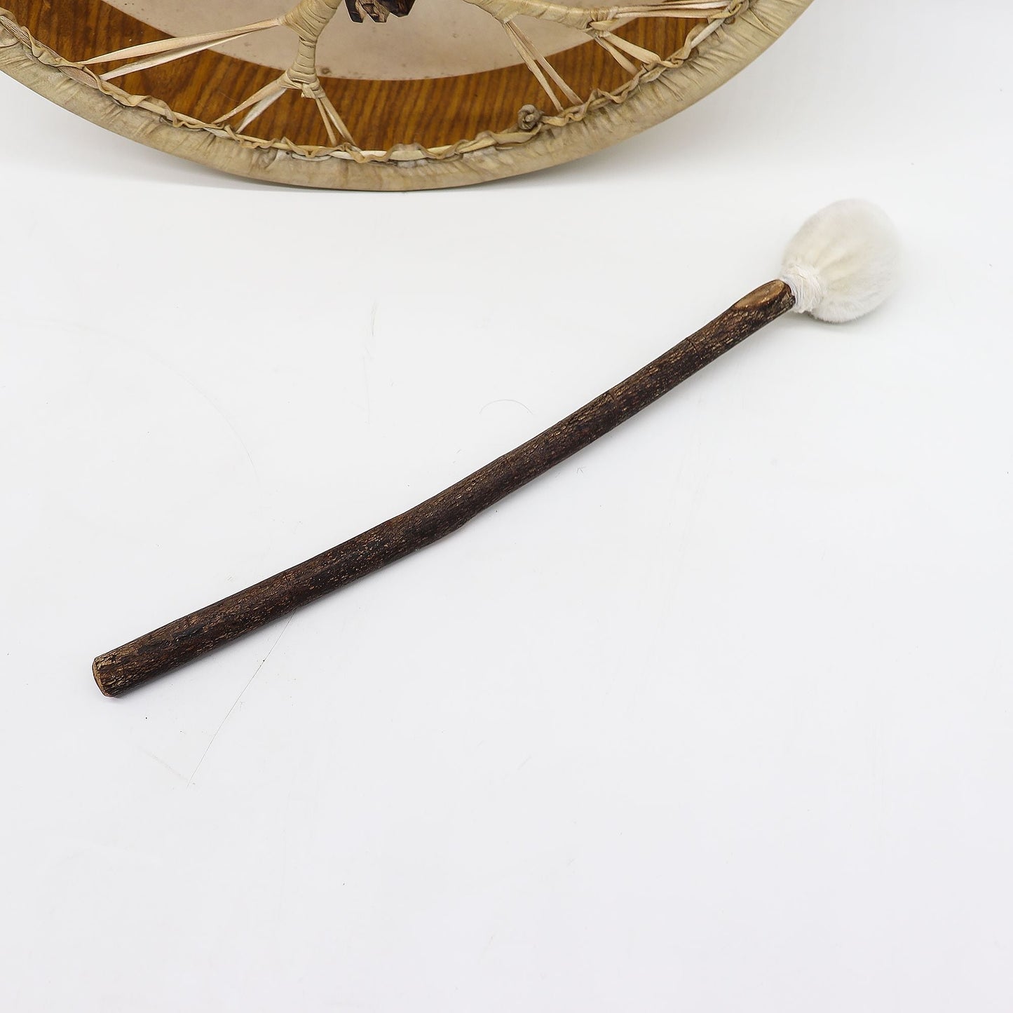 Akazien-Schamanentrommel mit Bärenstick – Stimmbare 40CM Bärenstick-Schlägel mit weißem Filzkopf auf weißem Hintergrund