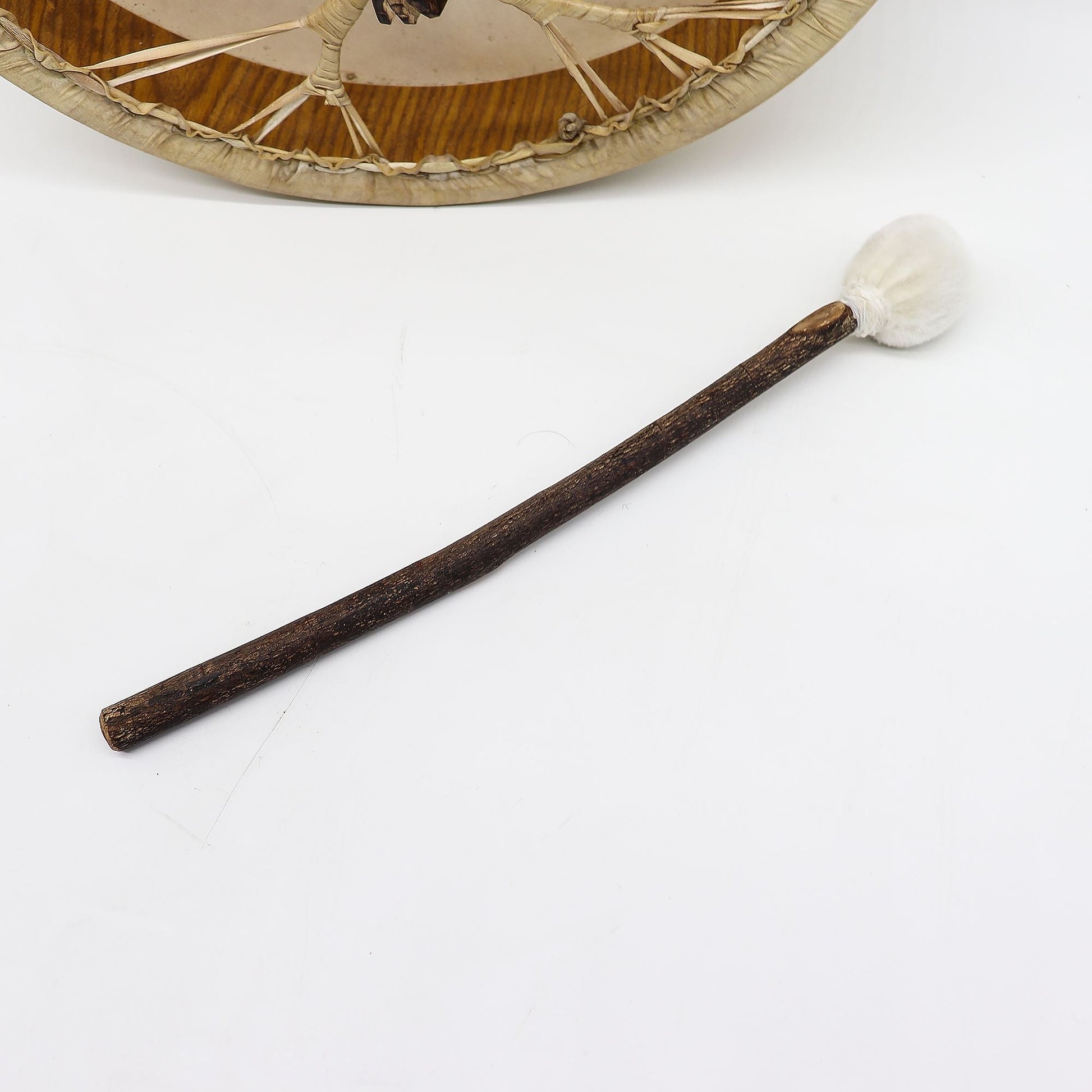 Akazien-Schamanentrommel mit Bärenstick – Stimmbare 40CM Bärenstick-Schlägel mit weißem Filzkopf auf weißem Hintergrund